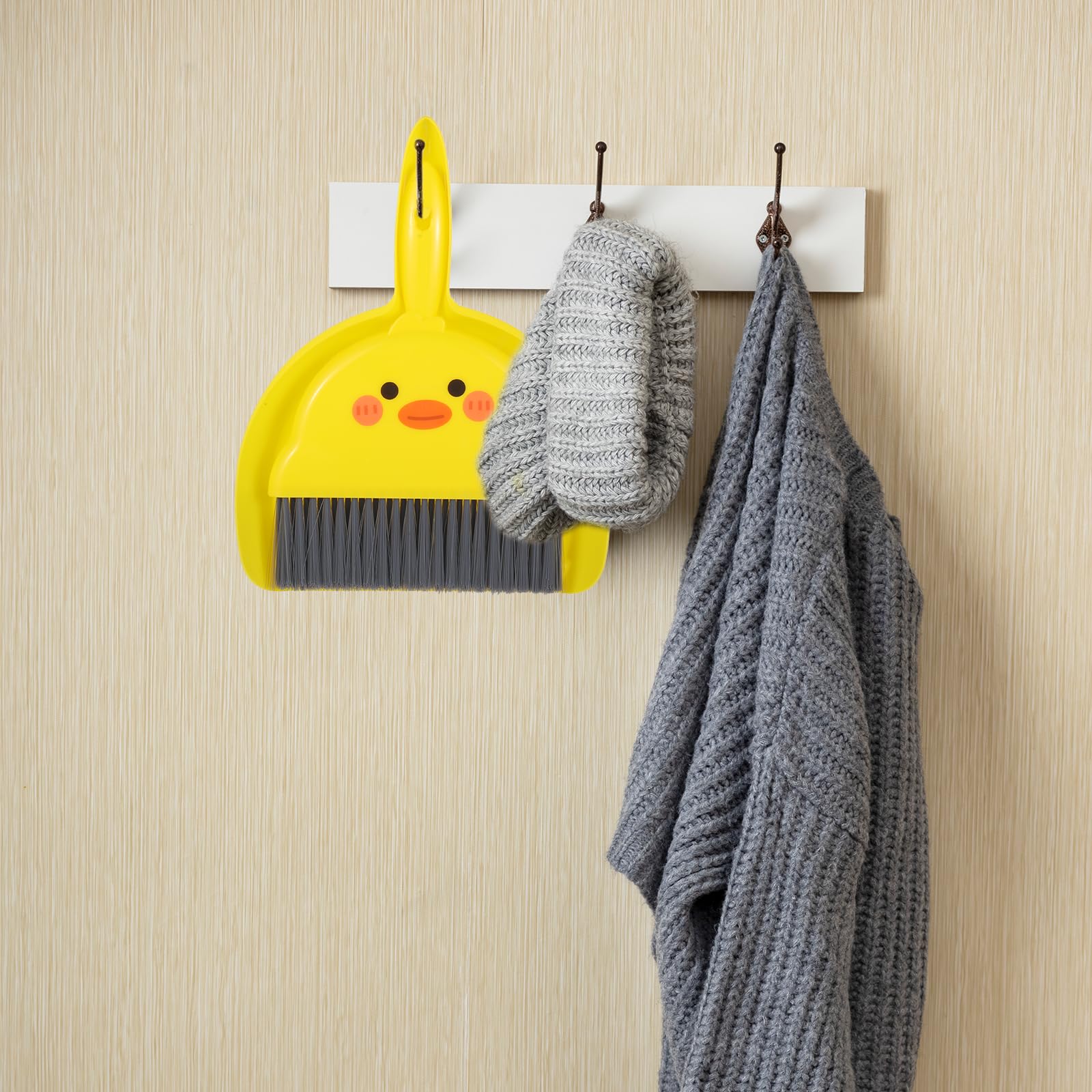 TIESOME Mini zestaw miotły i szufelki, śliczna zmiotka ręczna i szufelka, szczotka stołowa, mini blacha, przenośna szufelka, zestaw do domu, biura, szkoły, na kemping (żółty)