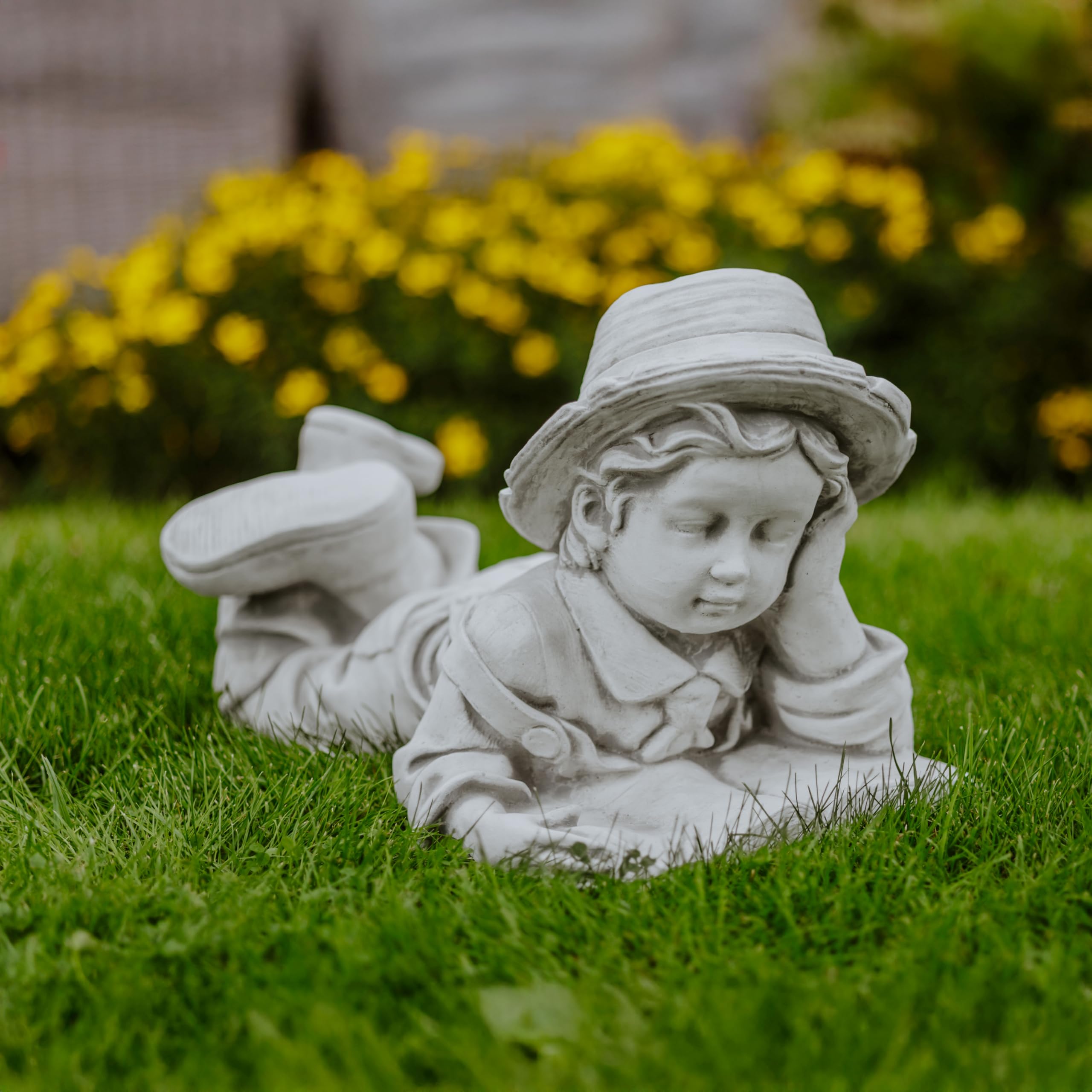 gartendekoparadies.de Liegender Junge mit Buch, Steinfigur H. 32 cm, 25 kg, Grau, frostsicher aus Steinguss für Außenbereich