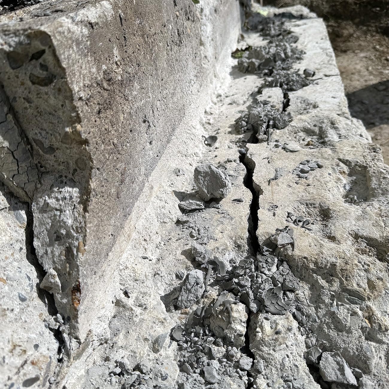 BETONAMIT® Quelldruckmittel – explosionsfreies Sprengmittel – 20 kg | Explosionsfreier Abbruch von Beton, Fels und Naturstein, geräuscharm, vibrationsarm, für innen und außen