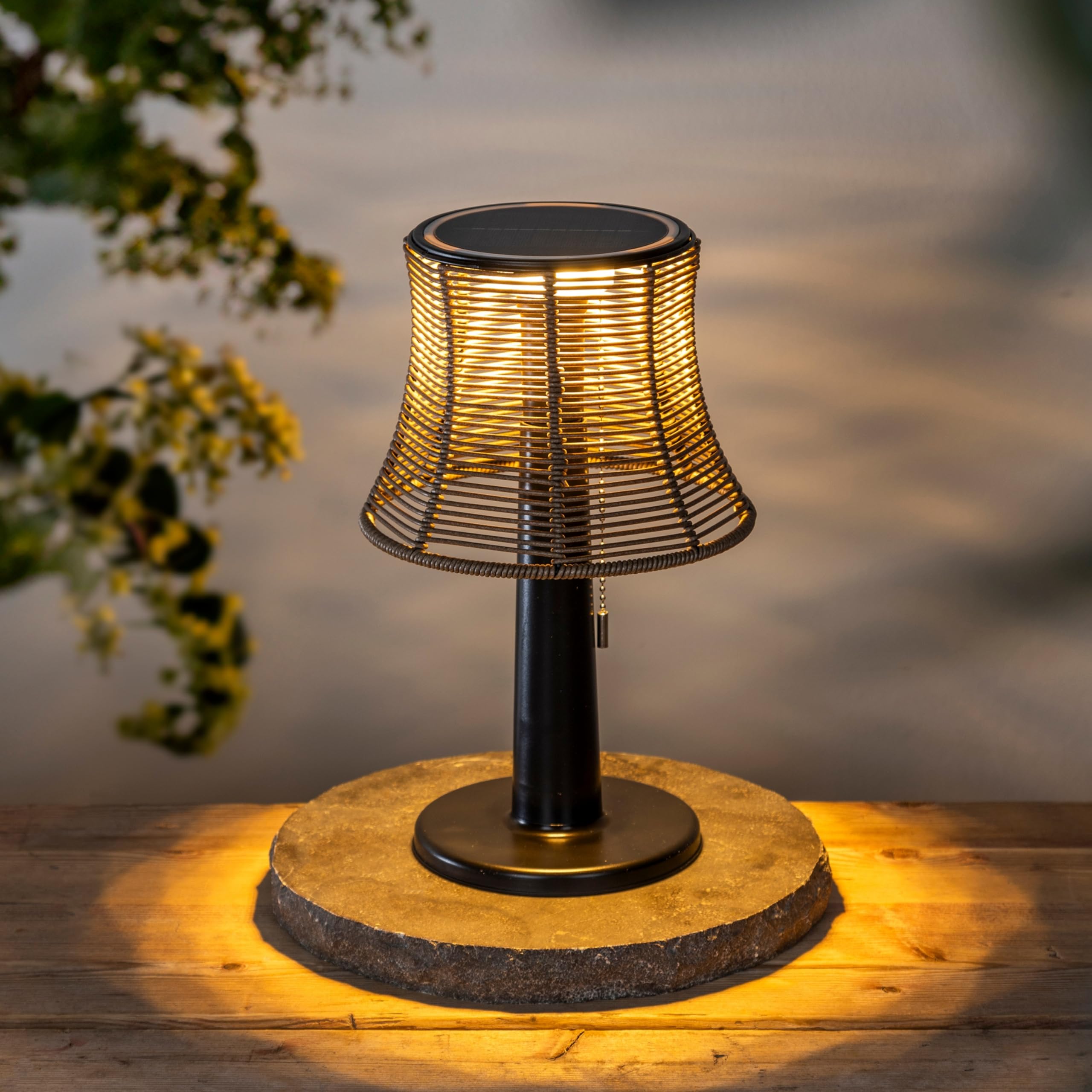 Solar Tischlampe In Rattan-Optik – Warmweiß, Wasserdicht, Kabellos, Für Garten, Balkon, Terrasse, 4-6 Std. Ladezeit, 6-8 Std. Leuchtdauer