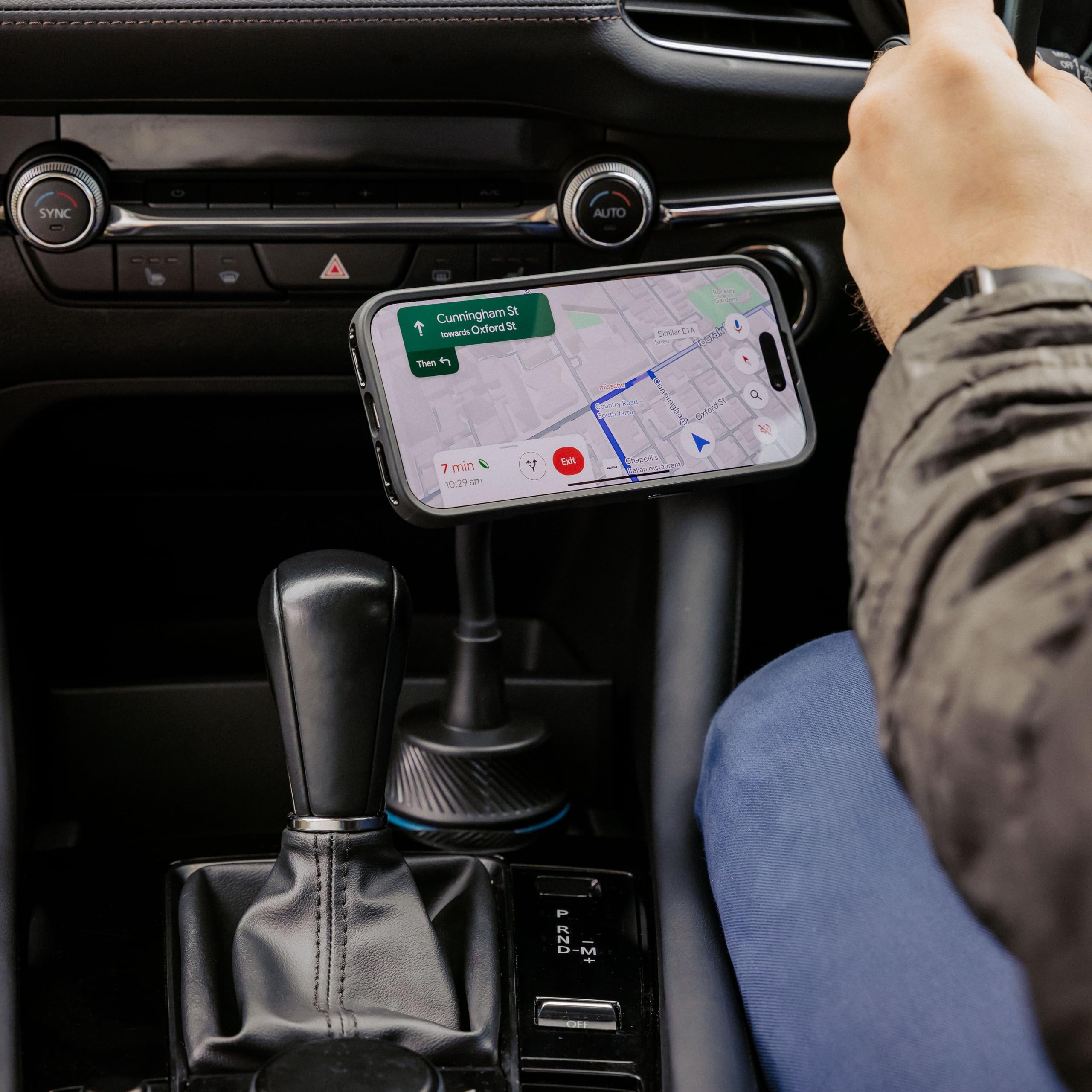 Quad Lock Support Téléphone Voiture pour Porte-Gobelet avec Étui MAG iPhone 17 Pro Max et Tête de Recharge sans Fil MAG (V2)