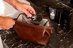 NV Holders Sac de toilette en cuir véritable Premium pour hommes - Le kit de voyage ultime Dopp et l'organisateur d'hygiène, sac de voyage parfait pour les toilettes pour hommes, Brown, 10.5 x 5 x 5.5 pouces, Véritable toilette en cuir