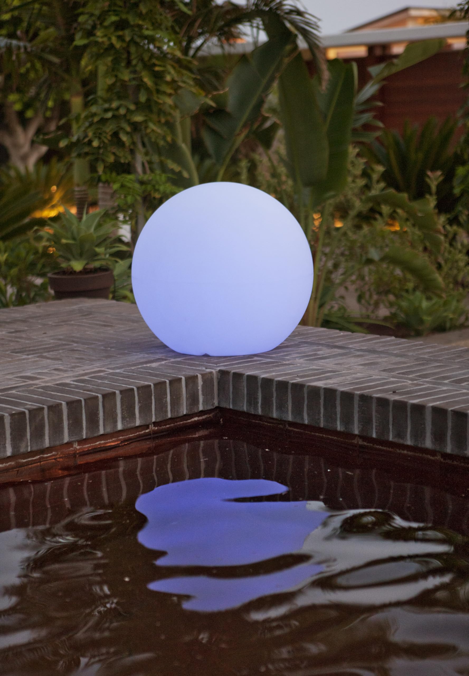 newgarden - Lampada a sfera ø30 cm per esterno IP68. LED con ricarica solare e accensione automatica con sensore crepuscolare. Sfera di luce bianca fredda 6000 K
