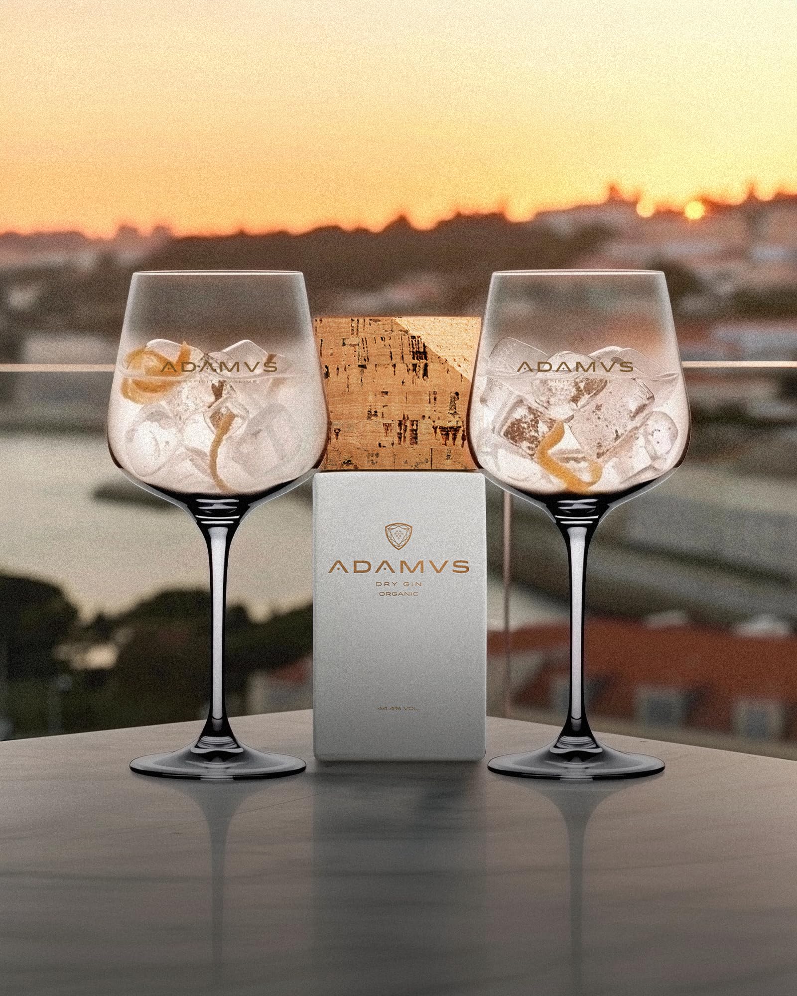 Caja de Regalo Adamus Organic Dry Gin 70cl | Edición Limitada - 2 Copas y 2 Bases de Corcho