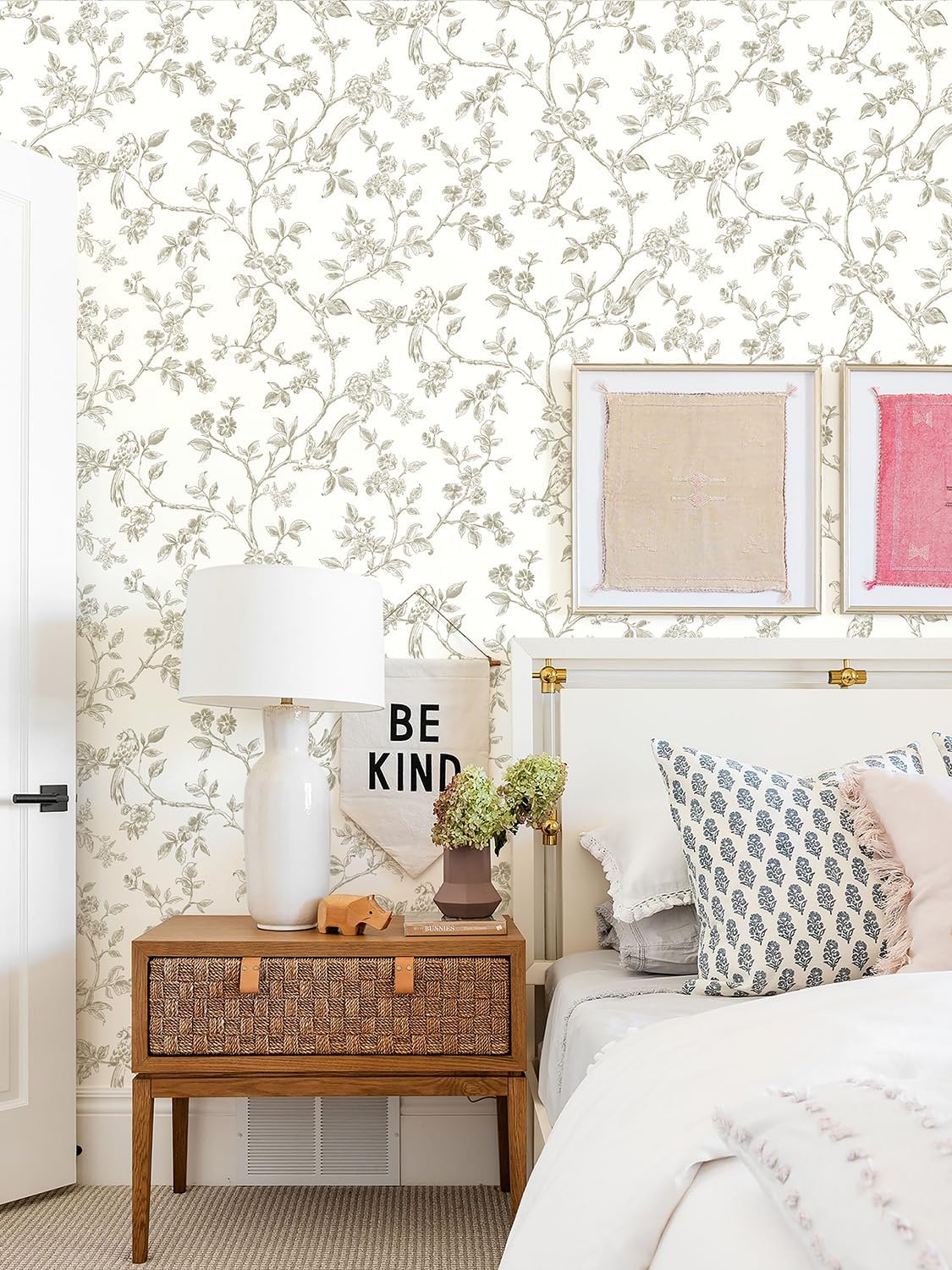 Orainege Beige and White Floral Wallpaper Peel and Stick Wallpaper 16.9"x393.7" Vintage Floral Peel and Stick Wall Paper Removable Boho Self Adhesive Contact Paper for Bedroom Bathroom Decor