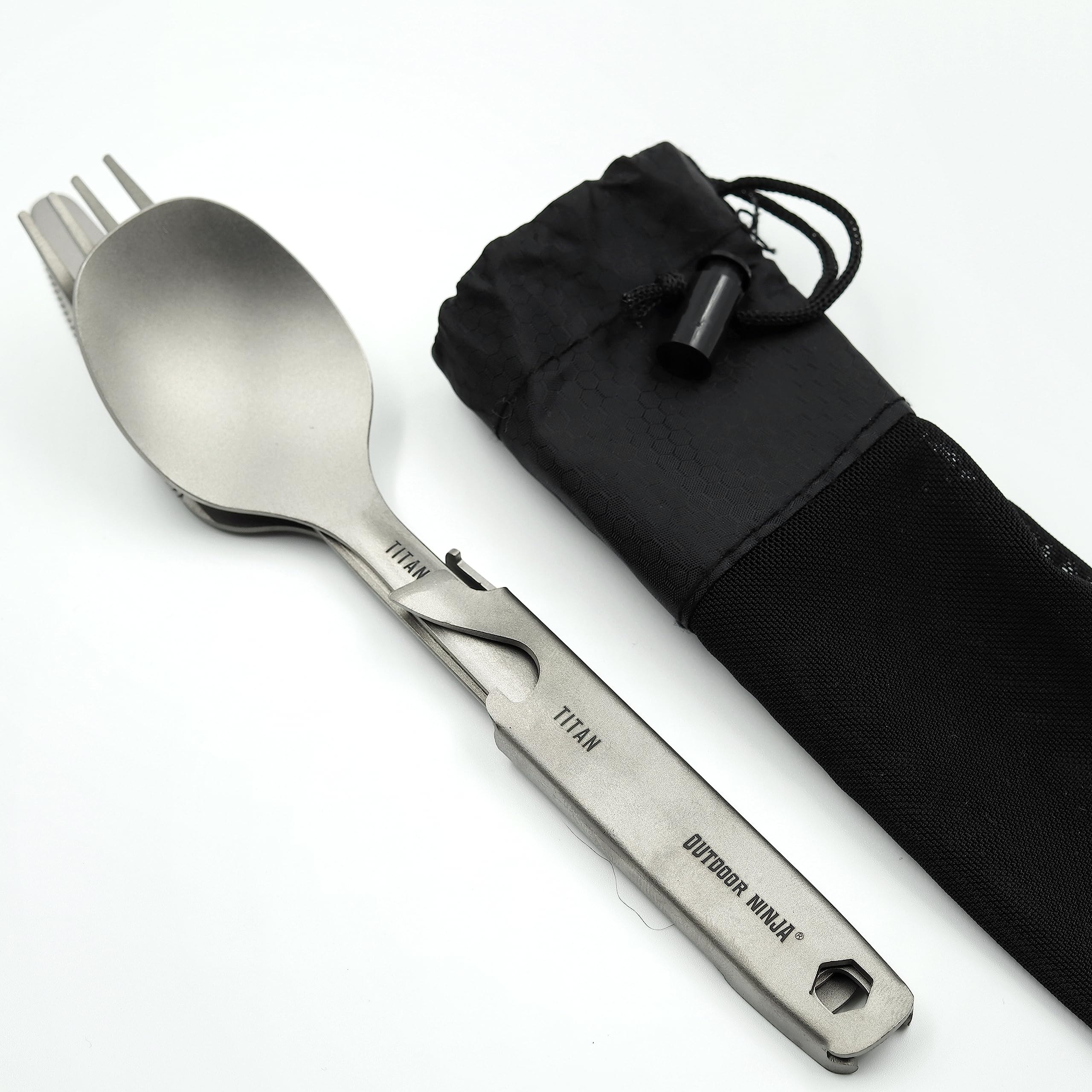Set di posate in titanio, ultraleggero da campeggio, per esterni, con coltello, forchetta, cucchiaio, apribottiglie e apriscatole, con sacchetto a rete traspirante per un'asciugatura