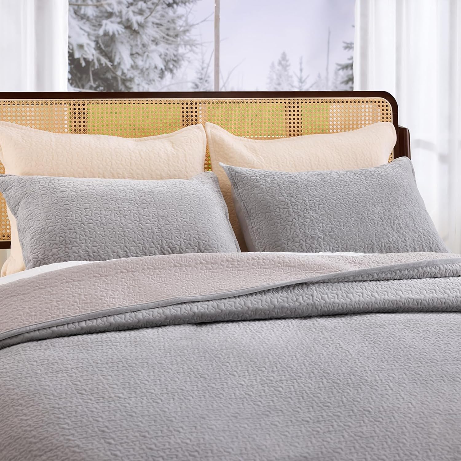 Velvet Quilt Set Queen Size - 3-Piece Lightweight Bedding, Soft Velvet Comforter, Oversized Bedspread Coverlet for All Season, Soft Gray
