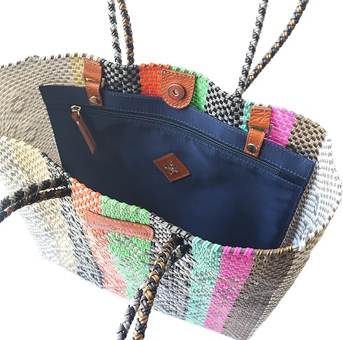 Miniatura 4 de Maya Bolso de mano tejido, bolso de playa multicolor, bolso de plástico reciclado ecológico, resistente al agua, hecho a mano por artesanos - Bolso