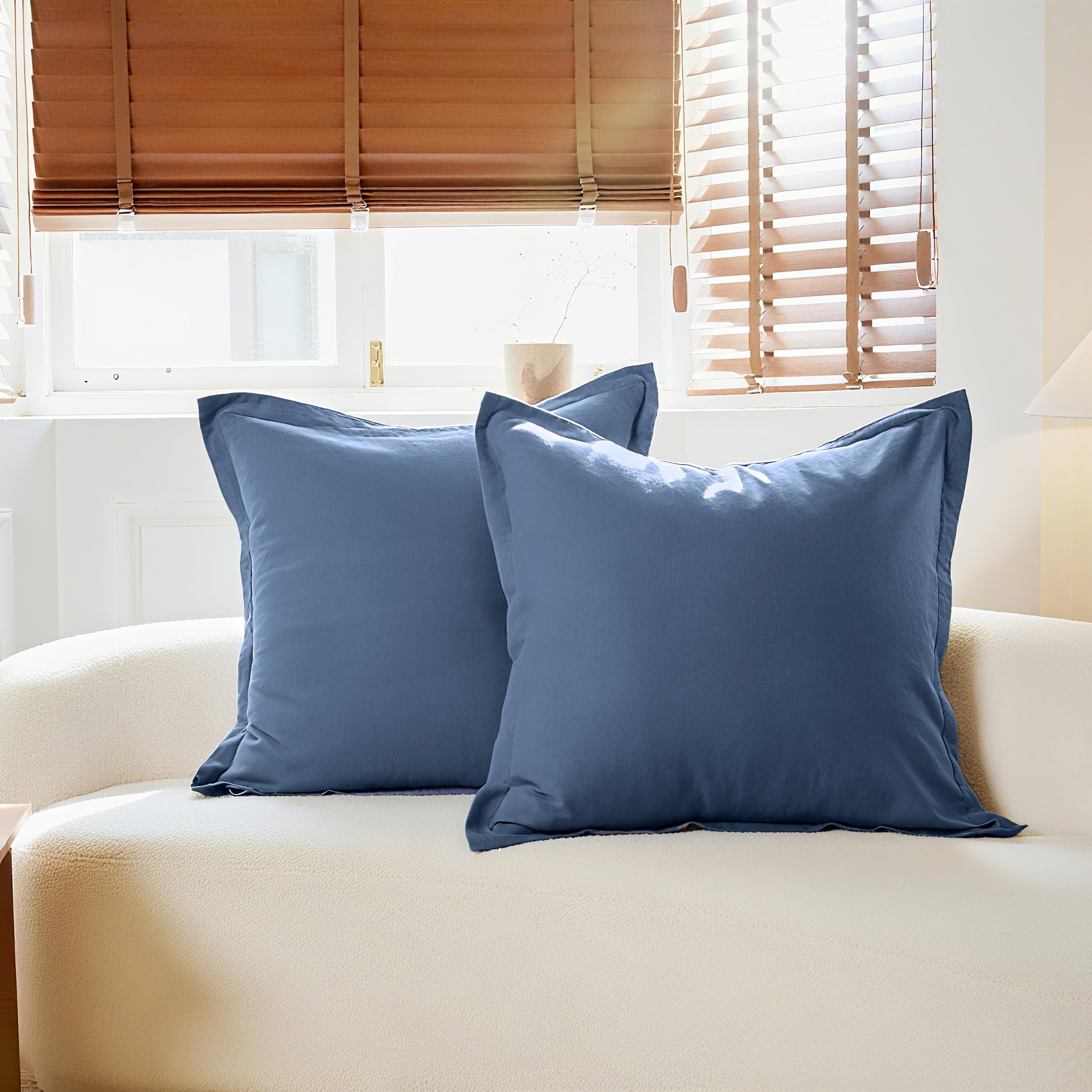 Housse de coussin en lin bleu marine pour un salon cocooning et une chambre chaleureuse