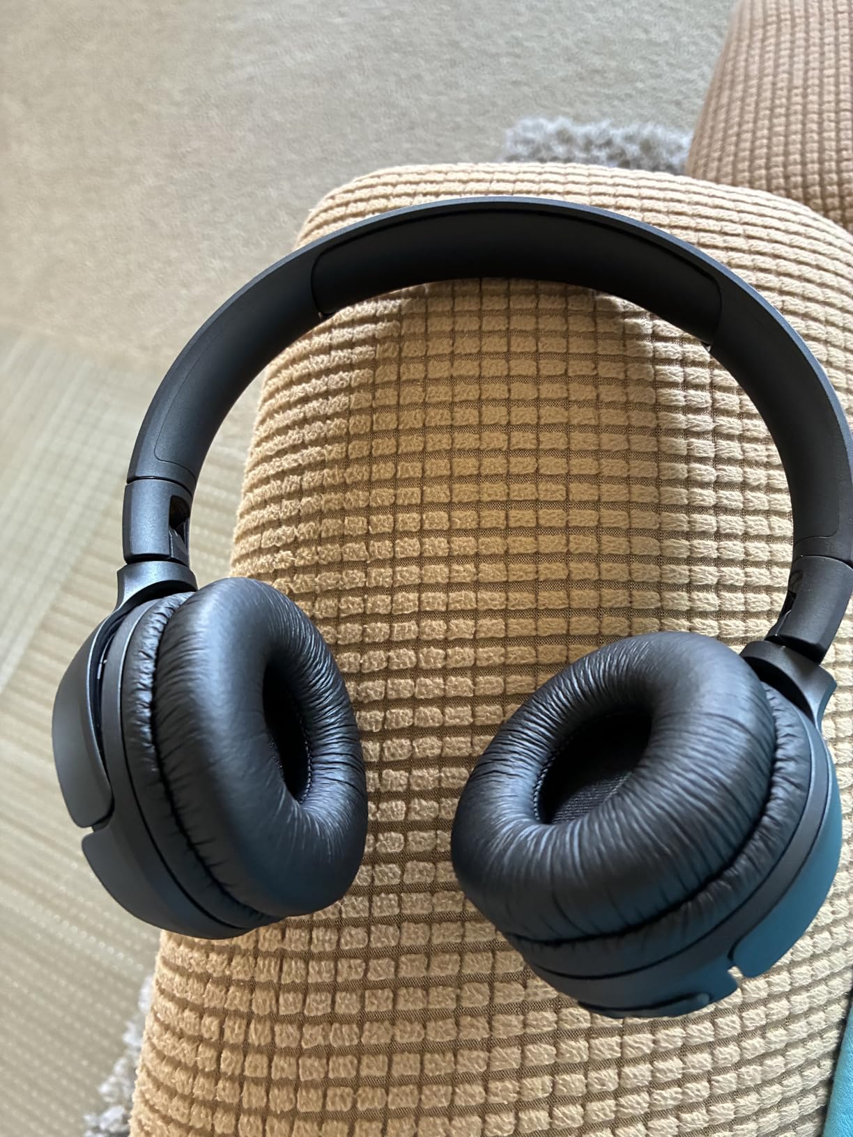JBL Tune 510BT - Bluetooth headphones with up to 40 hours battery, microphone for call, foldable and comfortable, Android and iOs compatible (White)