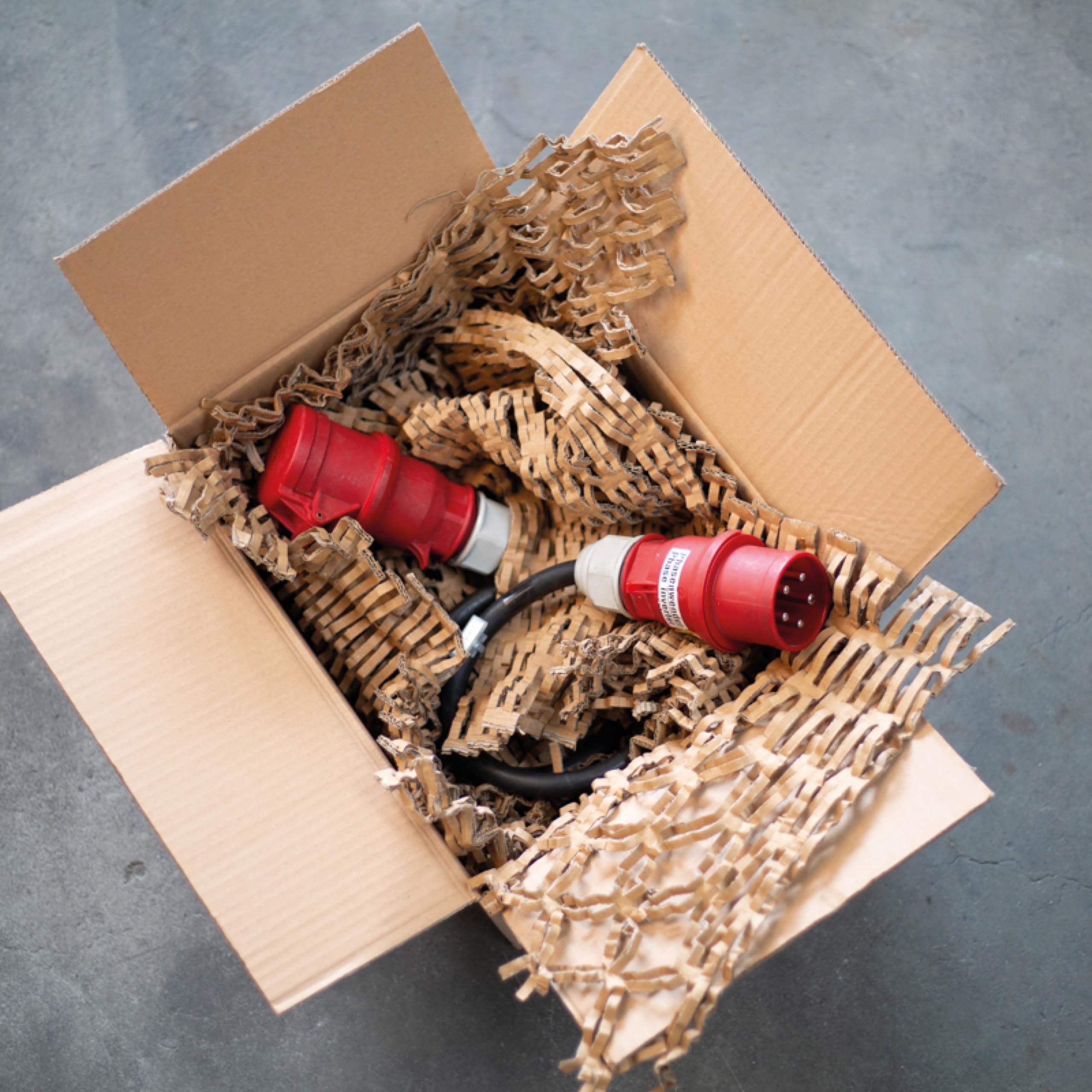 HSM ProfiPack C400 : déchiqueteuse de cartons pour Remplissage et Rembourrage avec matériel recyclé. Solution d'emballage Durable idéale pour l’entrepôt