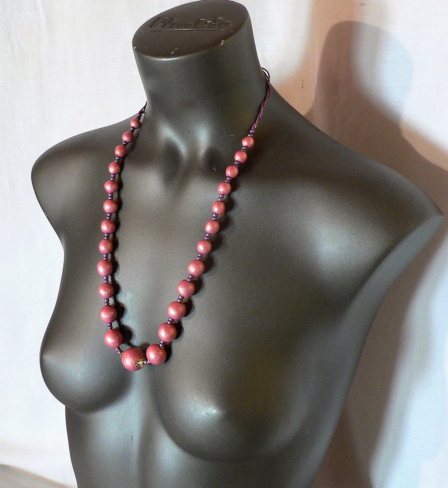 Gioielli da donna: Collana lunga in perline di ceramica, su laccio in pelle sintetica, colore rosa, linea Jean