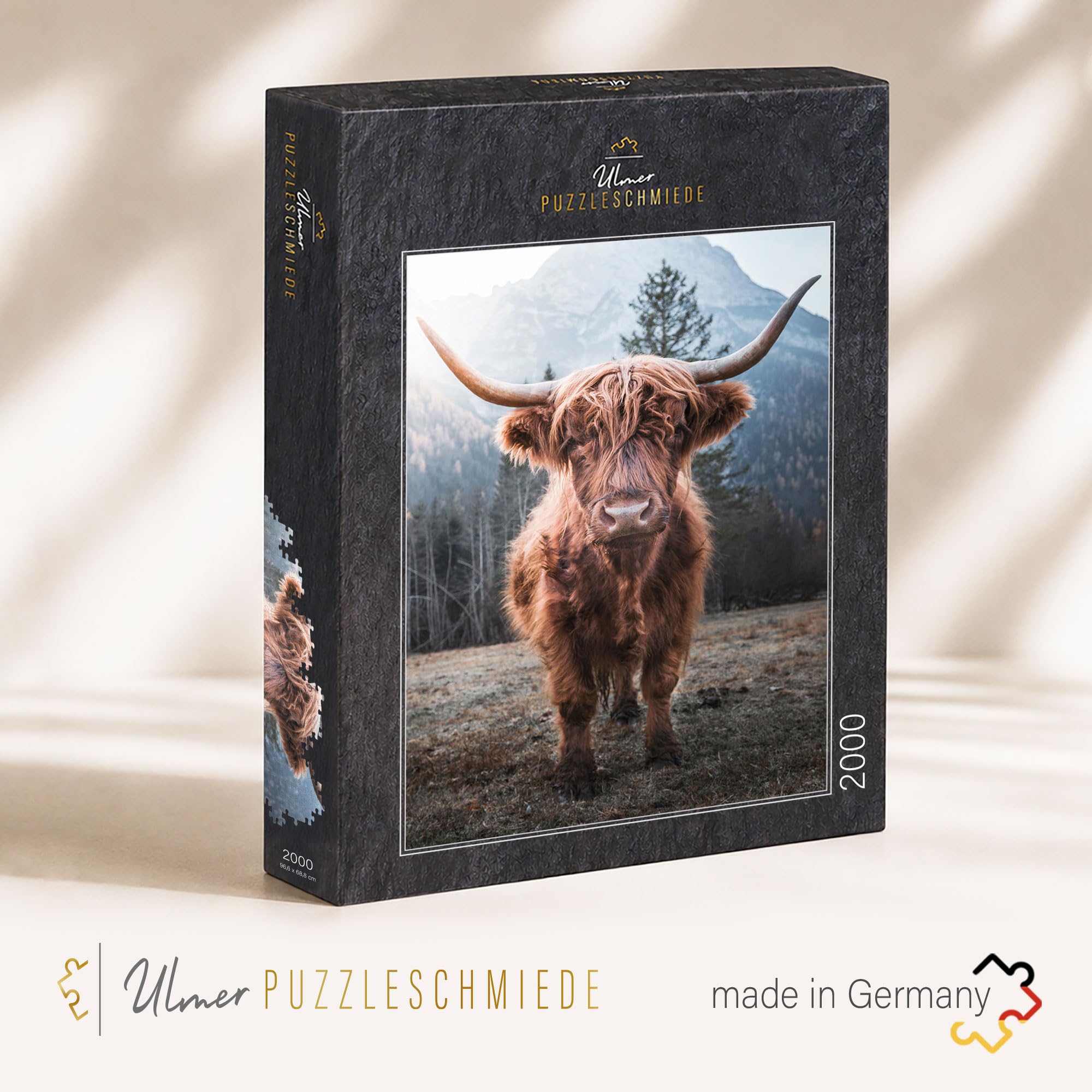 Ulmer Puzzleschmiede - Puzzle animal « Highlands » – Puzzle de 2000 pièces – Motif de bœuf puissant des Highlands sur le pâturage de vache sur fond alpin glacial