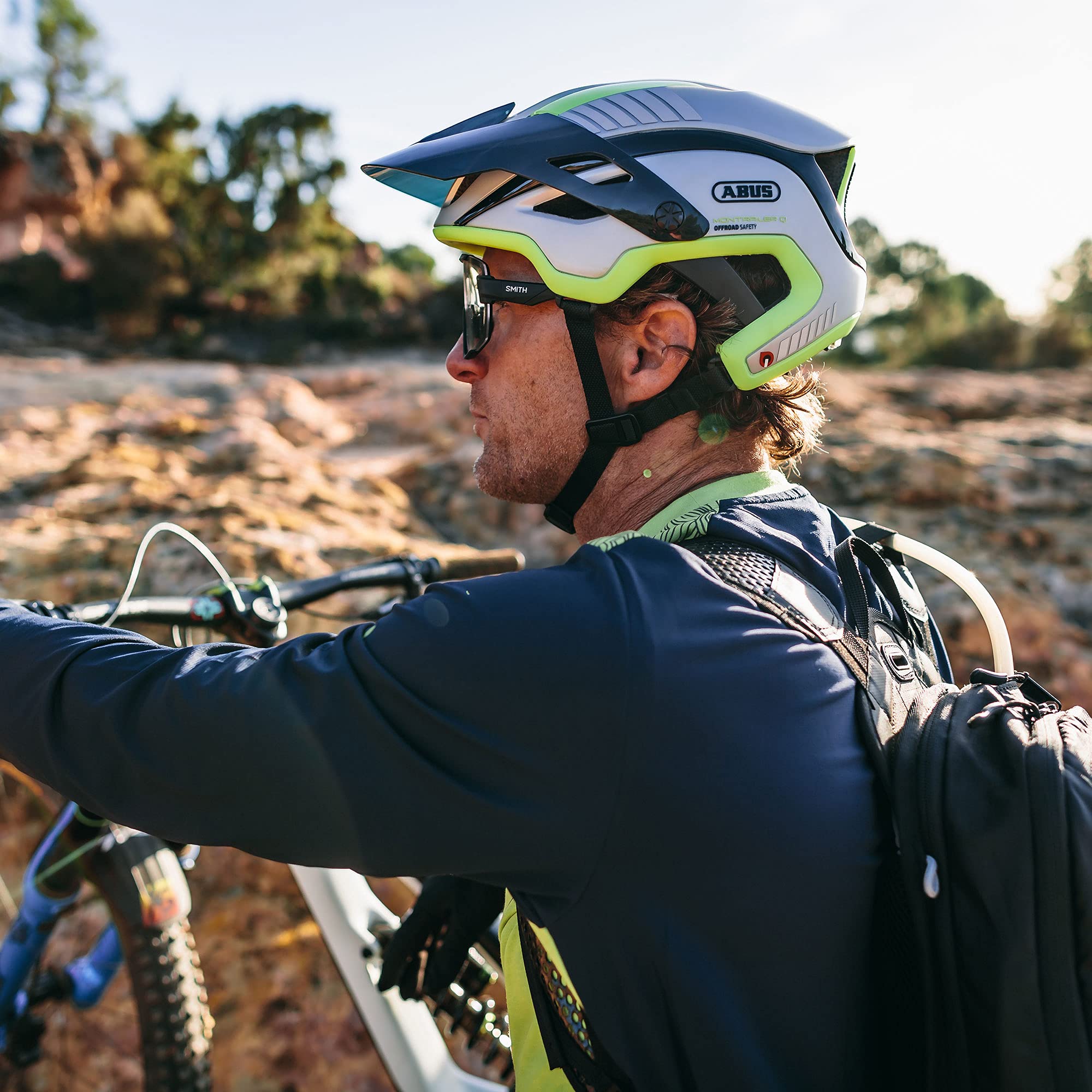 ABUS Montainbike-Helm MonTrailer Quin - Smarter Fahrradhelm mit Crash-Erkennung und SOS-Alarm-System - Unisex
