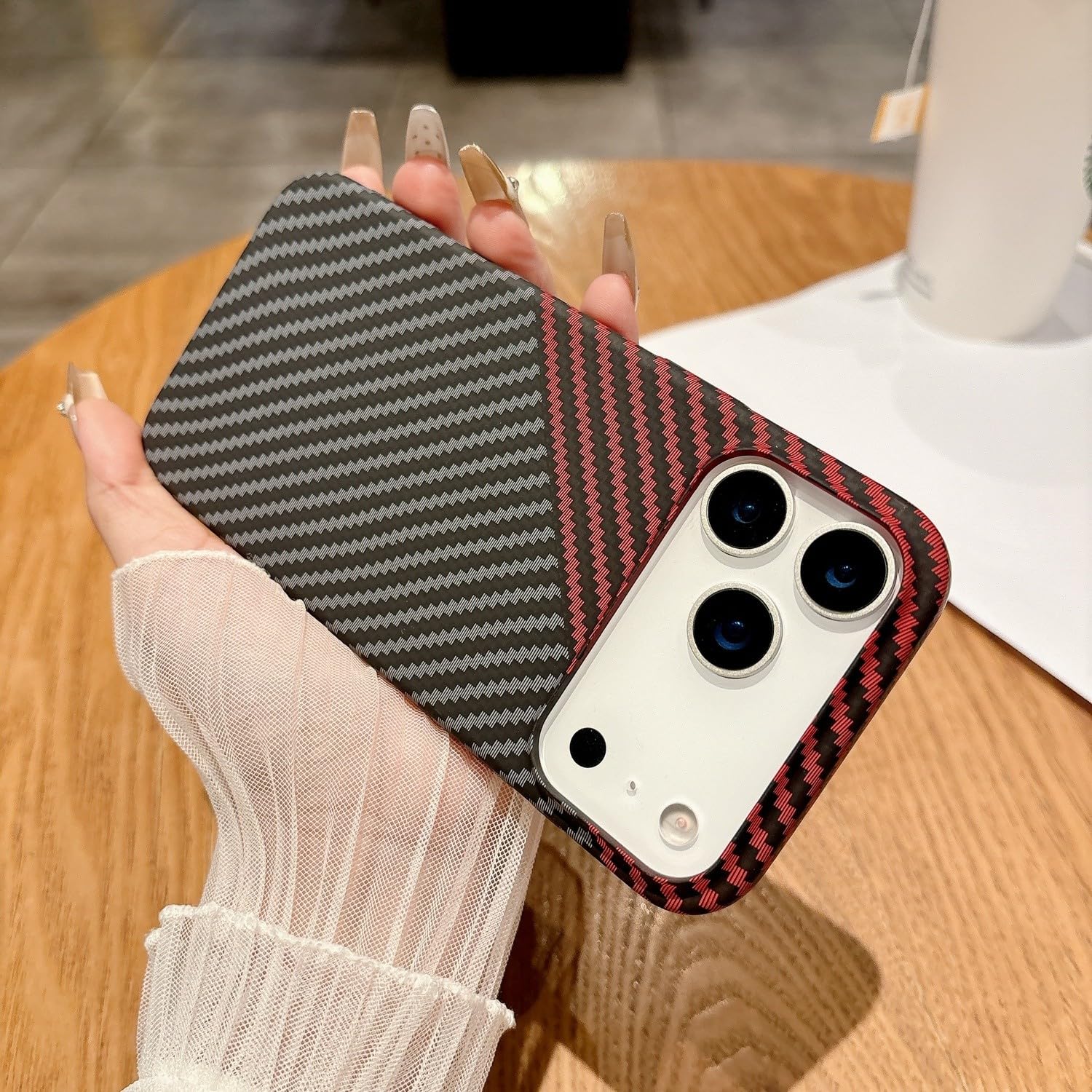Coque iPhone 16 Pro fibre de carbone rigide magnétique et élégante - 4
