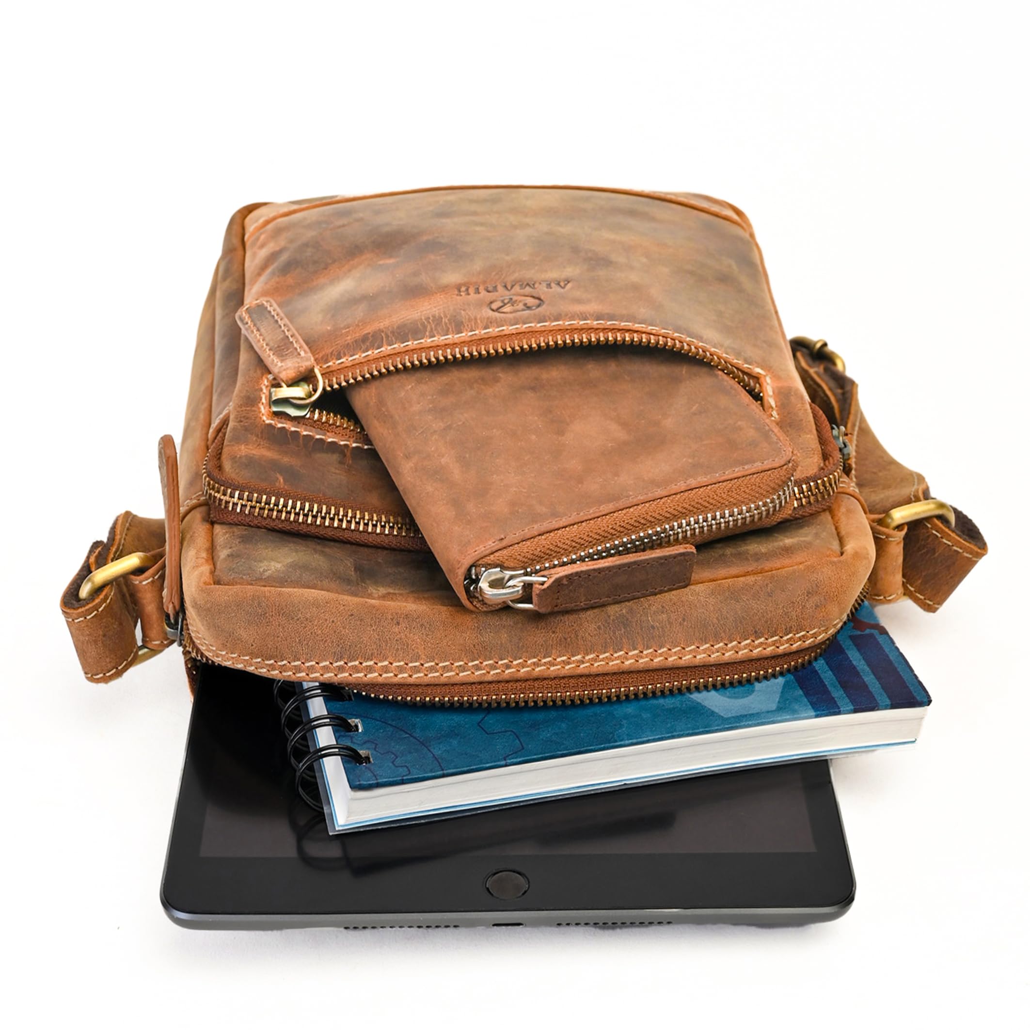 ALMADIH kleine Leder Umhängetasche Herren 9.7 Zoll iPad – EMIL braun - Kompakte Ledertasche für Reisen & Alltag Messenger Schultertasche Freizeittasche Tablet Herrentasche Damen