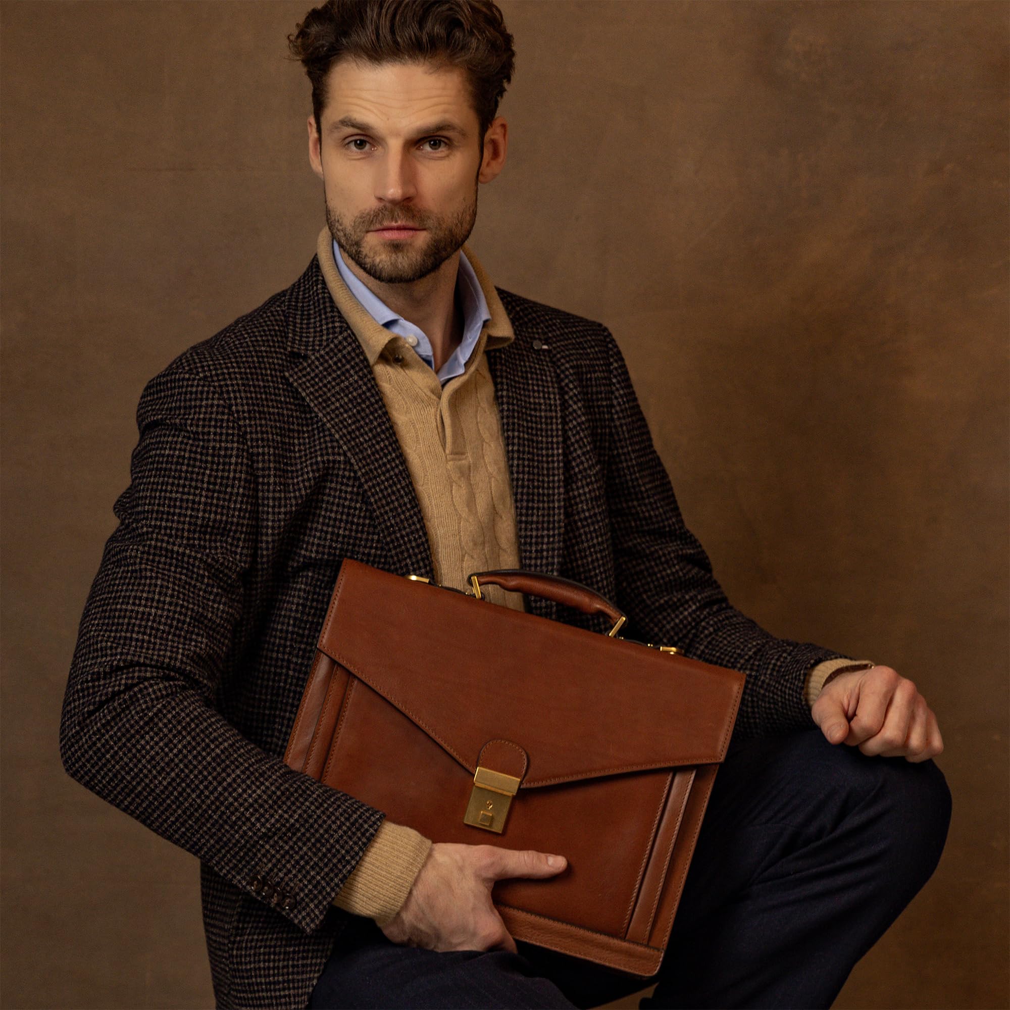 Time Resistance Valigetta in Pelle – Design Classico Fatto a Mano con Scomparto per Laptop (Marrone Cognac)