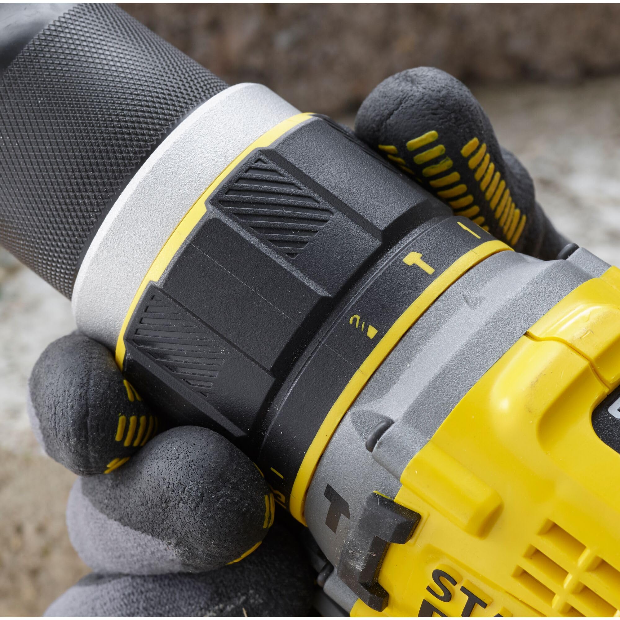 STANLEY FATMAX SFMCD721M2K-QW - Taladro Percutor 18V, Gama V20, Motor sin escobillas, Par máx. 80 Nm, Engranaje metálico de 2 velocidades, Luz LED, Incl. 2 baterías 4,0 Ah, cargador y maletín