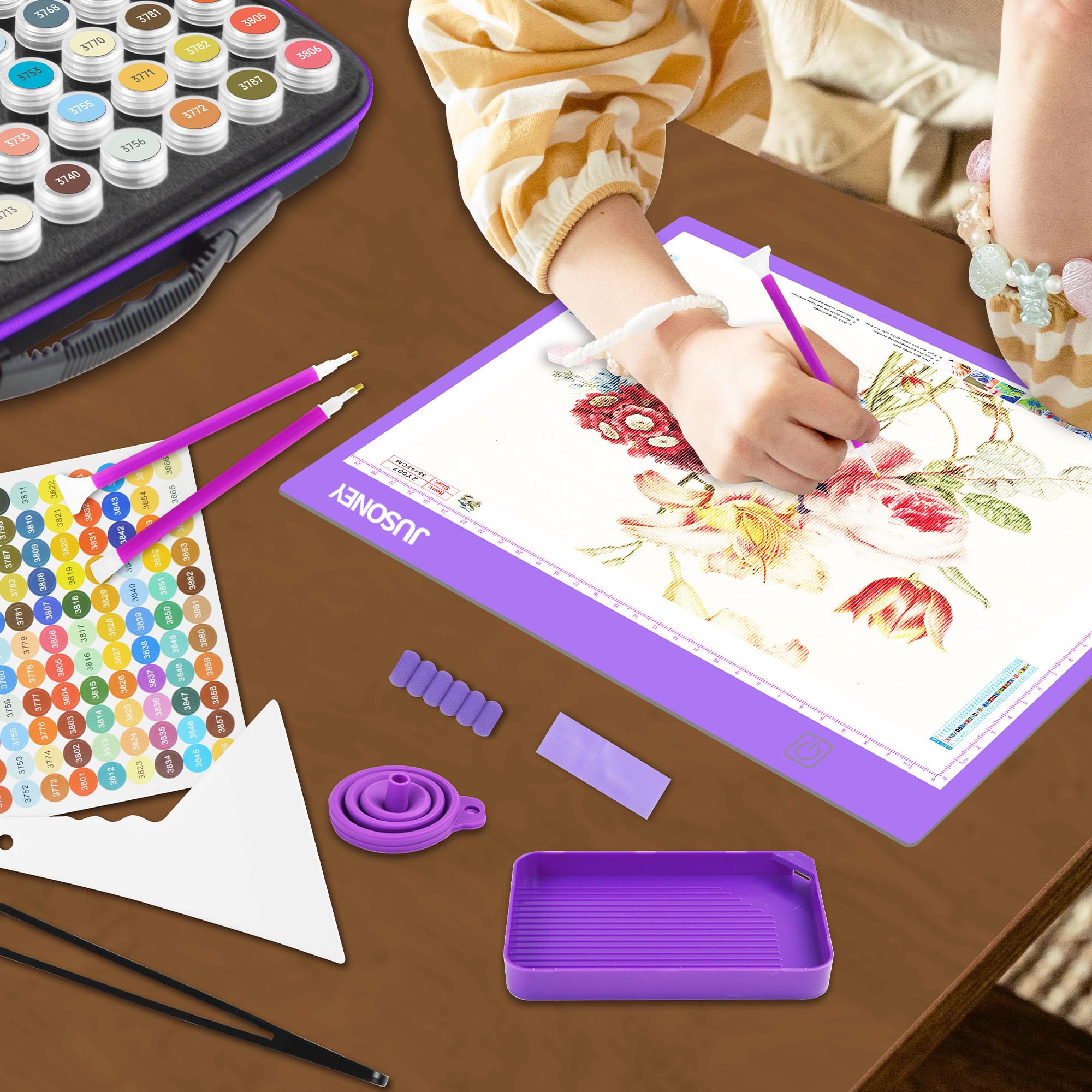 JUSONEY Diamond Painting Pudełka do przechowywania, 1 Diamond Painting A4 Tracing Lightpad z 3 Jasnością 80 gniazd Koraliki Przechowywanie z 5D Diamond Painting Akcesoria i zestaw narzędzi, fioletowy