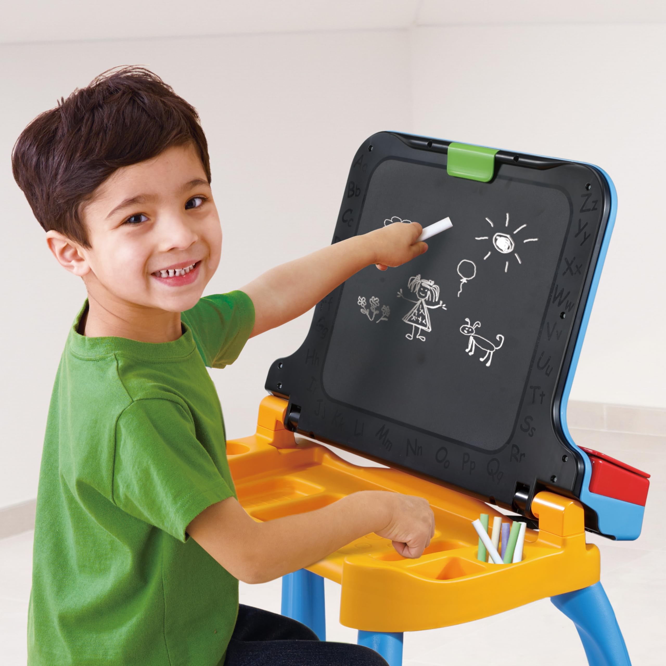 VTech - Magi Bureau Interactif et Musical 6 en 1 - Bureau Enfant avec Tabouret - Table de Jeux Éducative, Chevalet à Dessin et Tableau Noir à Craie - Cadeau Enfant Dès 3 Ans - Contenu en Français
