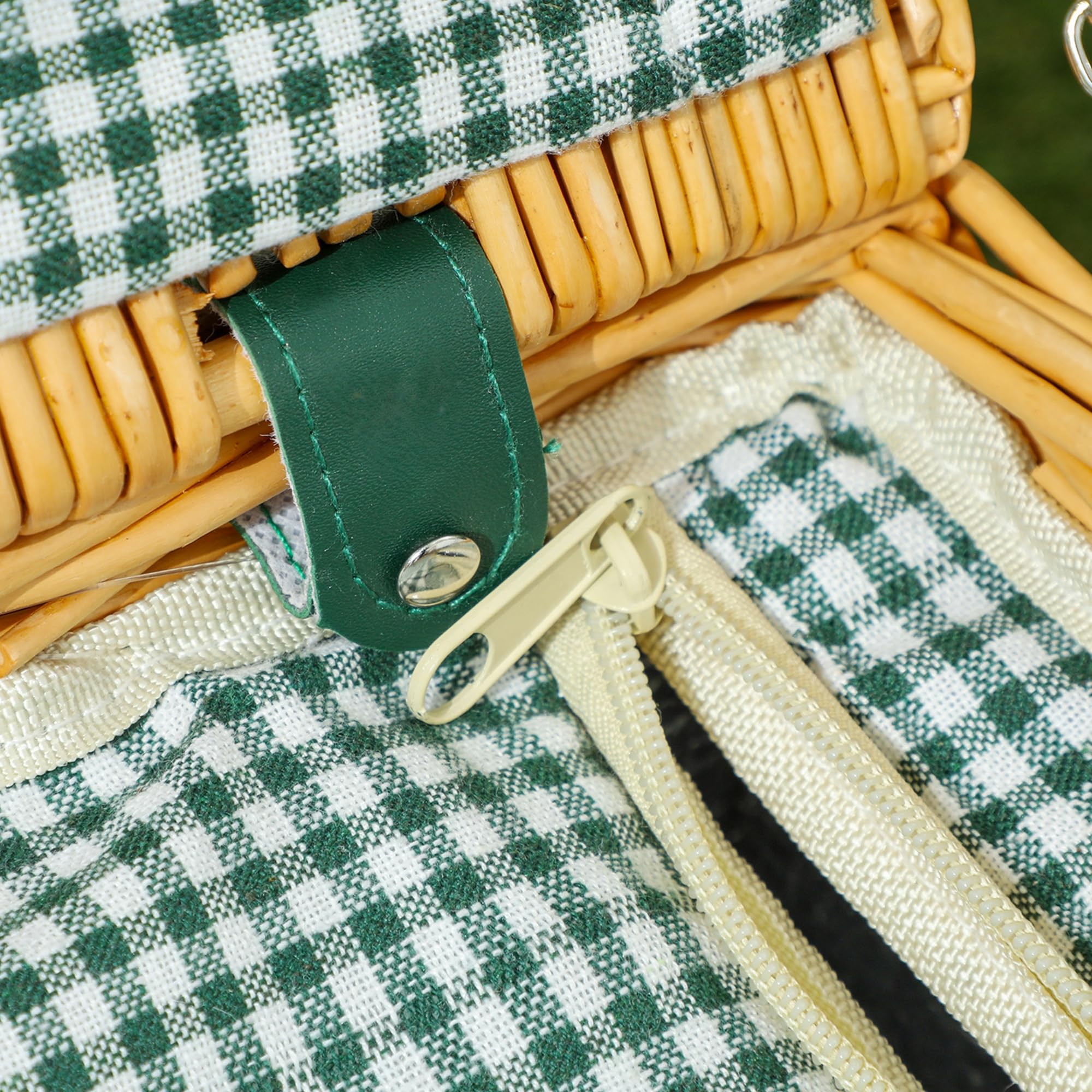 Outsunny Cestino da Picnic in Vimini per 2 Persone con Area Frigo, Cesto Picnic con 2 Piatti, 6 Posate, 2 Bicchieri e Cavatappi, 40x30x20 cm, Marrone Chiaro