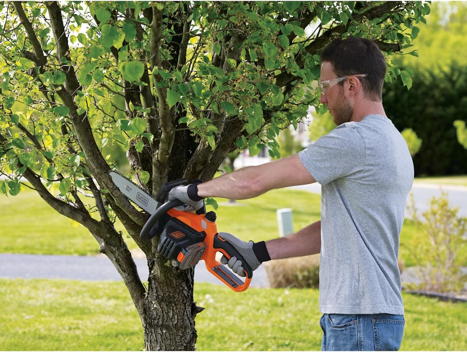 BLACK+DECKER 20V MAX Electric Chainsaw, 10 inch Cordless Chainsaw with Battery and Charger Included, Automatic Oiler, Low Kickback Power Chain Saws (LCS1020)
