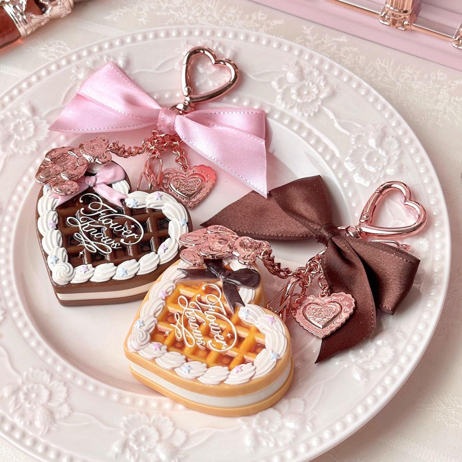 Colección Sweetie Bear: polvos fijadores Flower Know, llaveros con colgantes para bolsos, maquillaje y polvos compactos y en borla, difuminador de poros, regalo para mujeres (Cocoa)