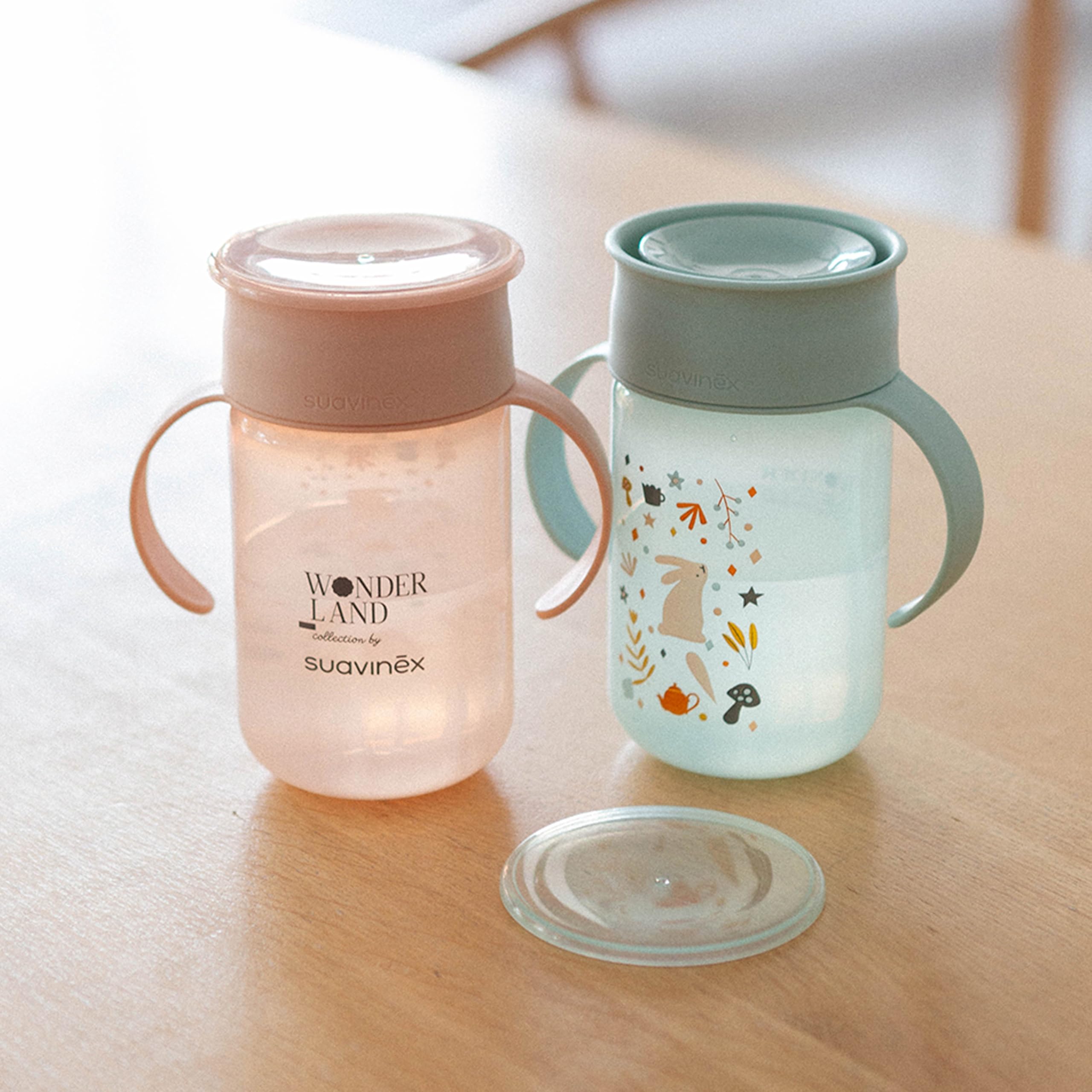 Suavinex, Tasse Apprentissage pour Bébé, avec Disque Anti-Fuite, Magic Cup Rebord Antifuite 360°, Anses Amovibles, Couvercle Hygiénique, Compatible Lave-Vaisselle, 340 ml, +12 Mois, Wonderland, Rose