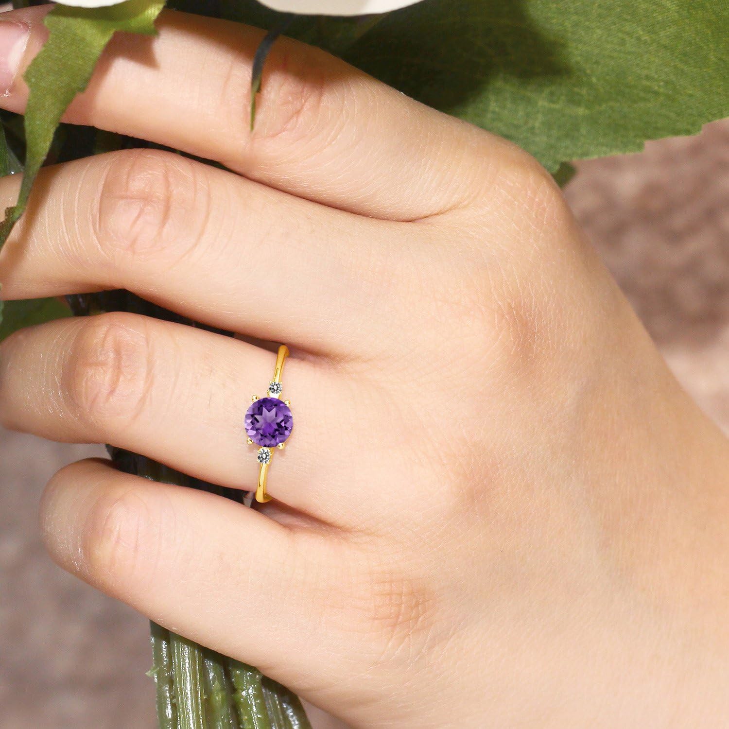 Gem Stone King 10K Yellow Gold Purple Amethyst and White Diamond Solitaire Engagement Ring For Women (0.73 Cttw, Round 6MM, Gemstone February Birthstone)