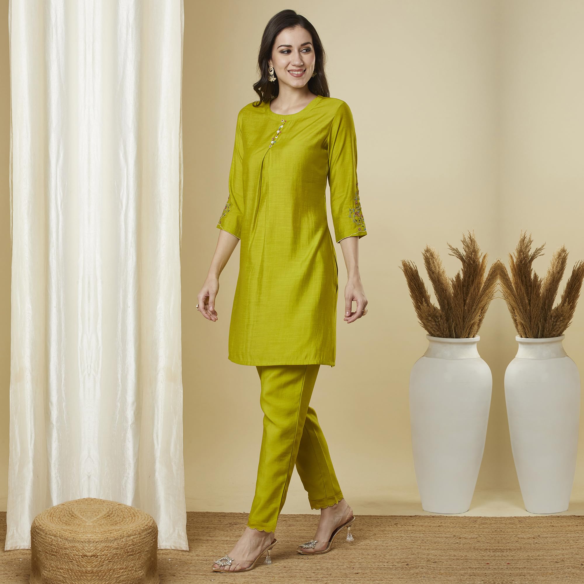 KAMI KUBI A centre box pleated co-Ord set with sleeves embroidery and handwork. 1