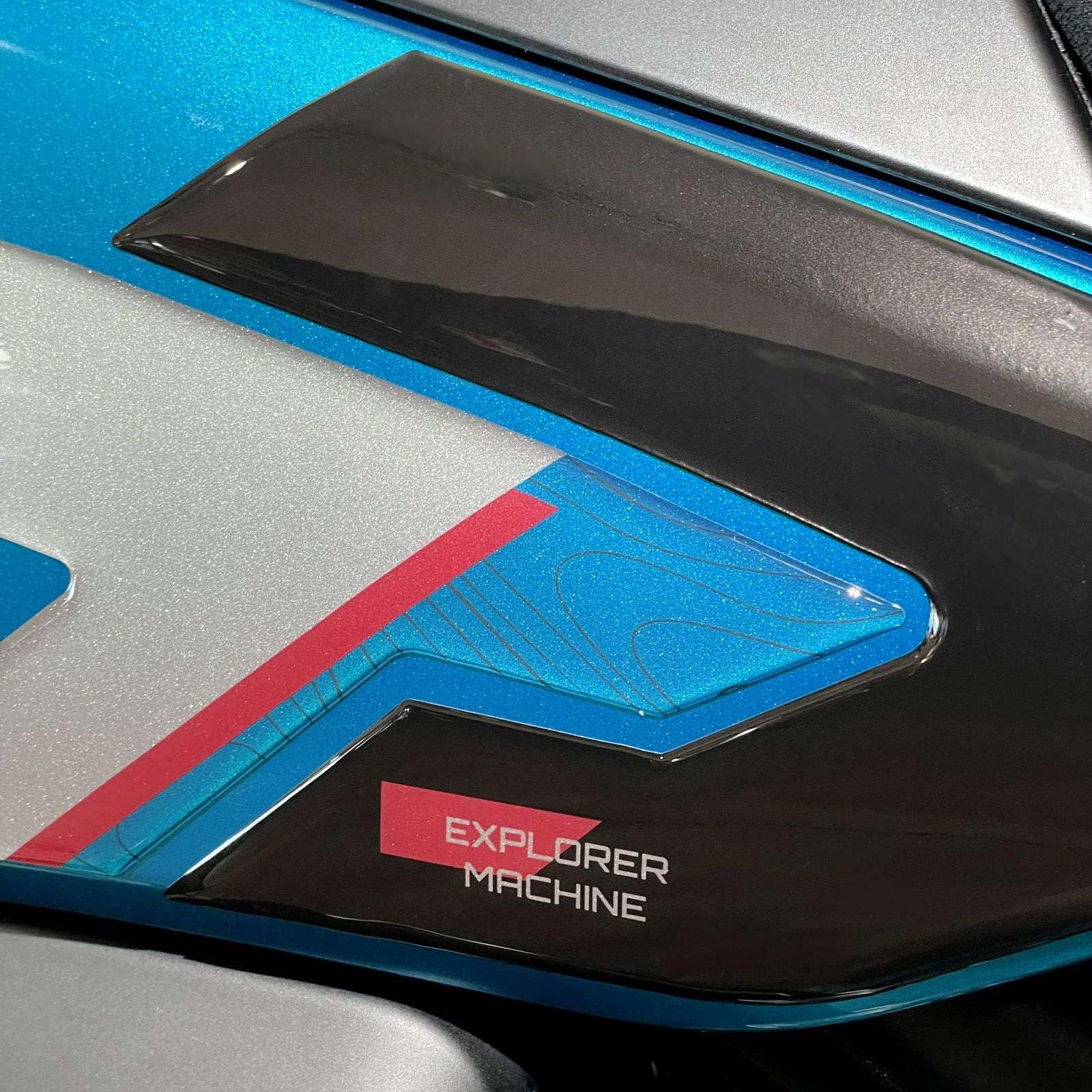 Resin Bike Adhesivos de Moto Compatibles con CF Moto 800 MT-X 2025-2026 Zephyr Blue. Protección Latérales del Tanque de Choques y Arañazos de Moto. Par de Pegatinas 3D Resinadas Made in Italy