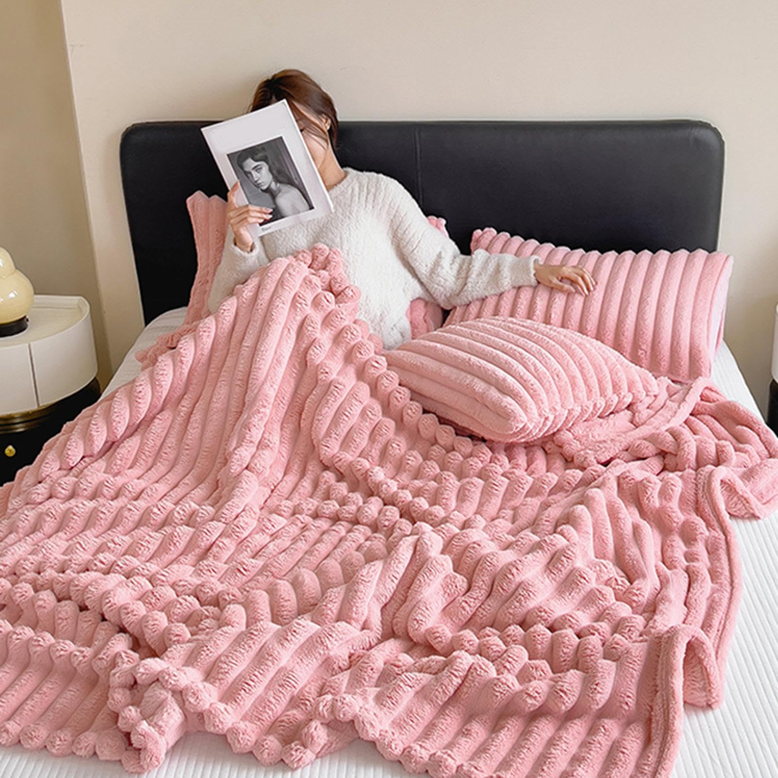Couverture en fausse fourrure pour un hiver cocooning au salon sur le lit