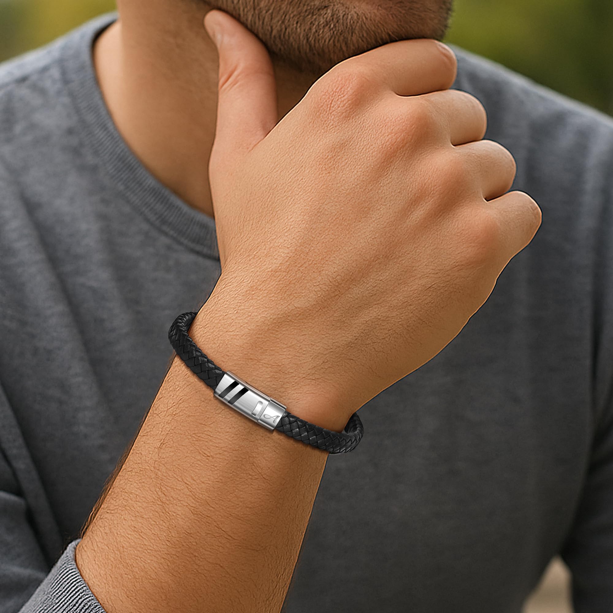 Bracelet Cuir Homme Gravé avec Initiales A-Z, Classique Tressé à la main Personnalisé Alphabet Bracelet avec Fermeture Magnétique Fête des Pères Cadeaux d'anniversaire pour Hommes