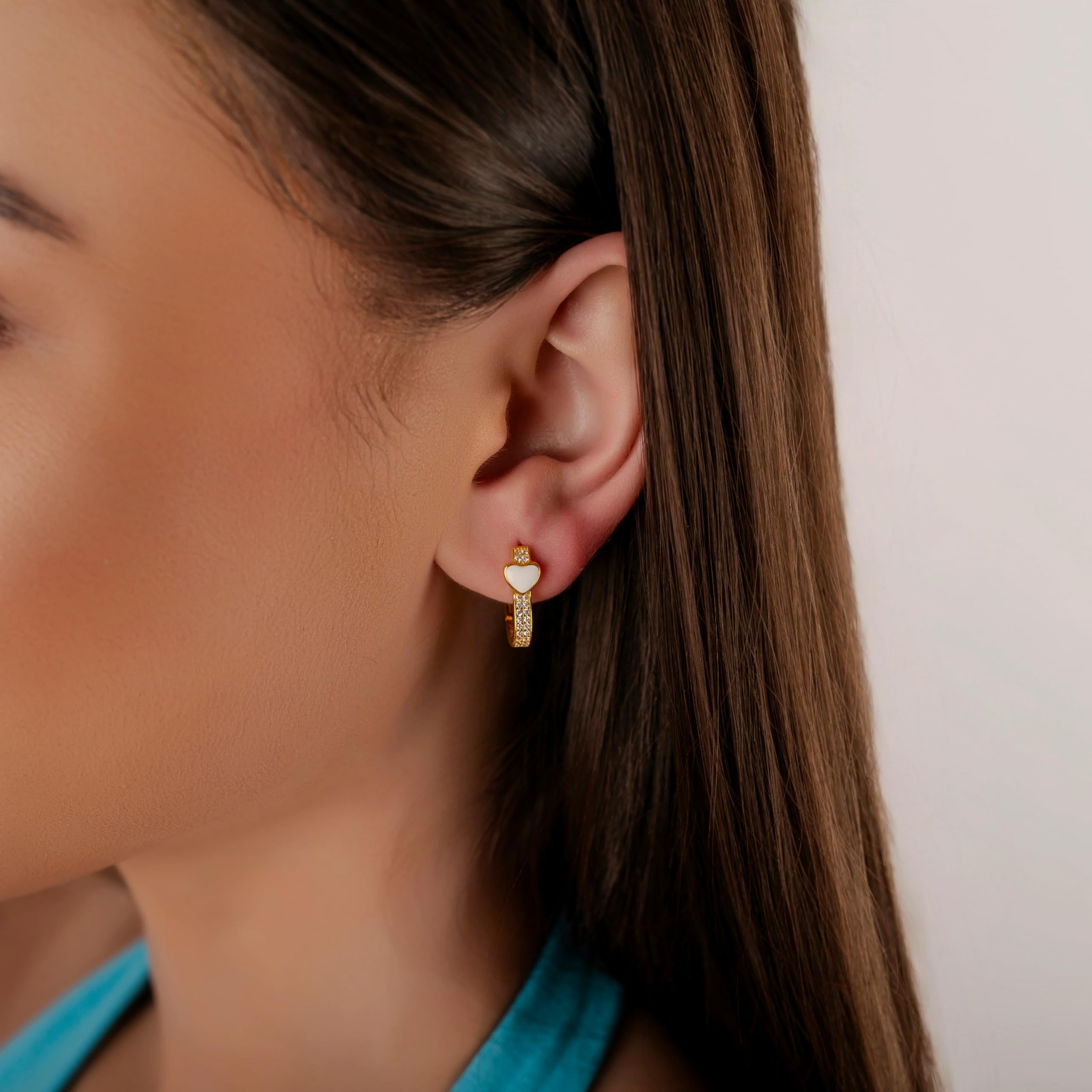 Orecchini Donna Sakrami in Argento 925 Dorato con Cuore Smaltato Bianco e Pavé di Zirconi – Design a Cuore + Scatola Personalizzabile con Dedica Incisa – Gioiello per Anniversario, Compleanno