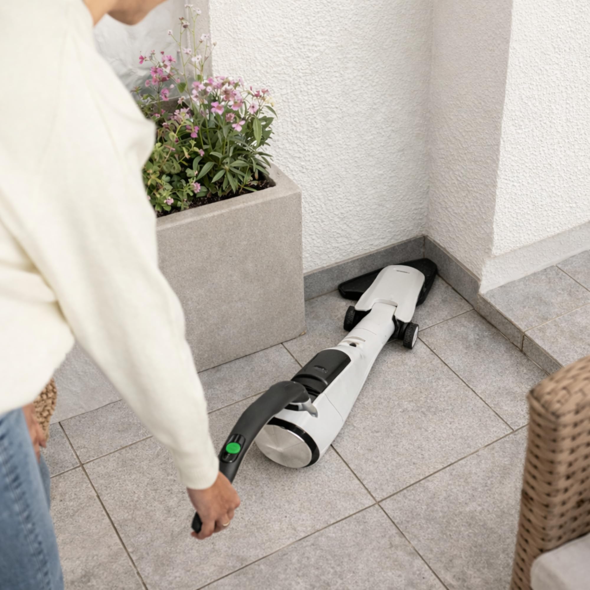 Spazzola ORIGINALE per Pavimenti Duri Folletto HD7, Snodo Flessibile e Design Sottile, Ideale per Angoli e Sotto Mobili, Pulizia Terrazzi e Balconi, Accessorio Maneggevole per Casa