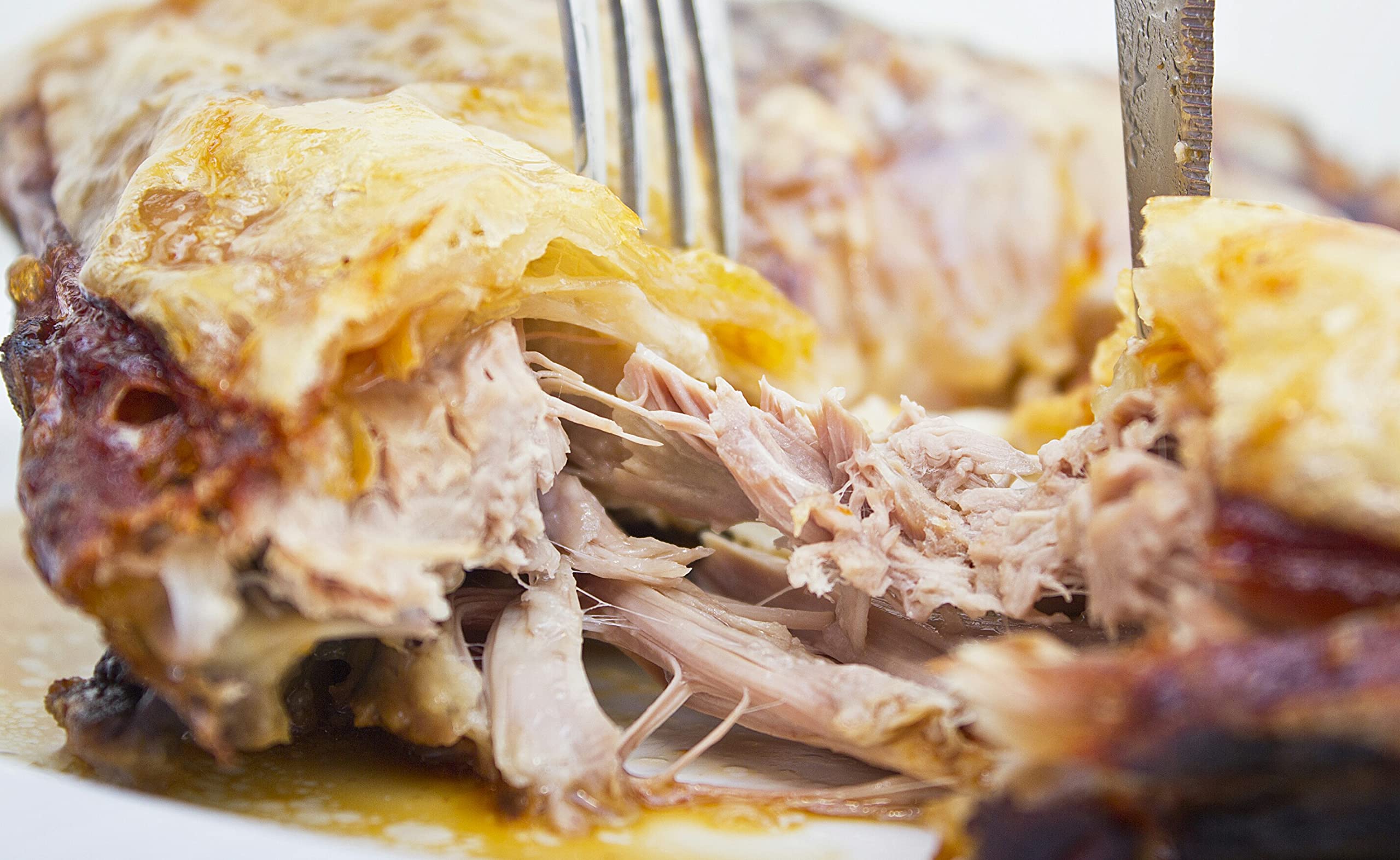 Medio Cordero Lechal asado. Cochinillo de Arévalo Desde 1875. Asado en horno de barro con leña de encina.
