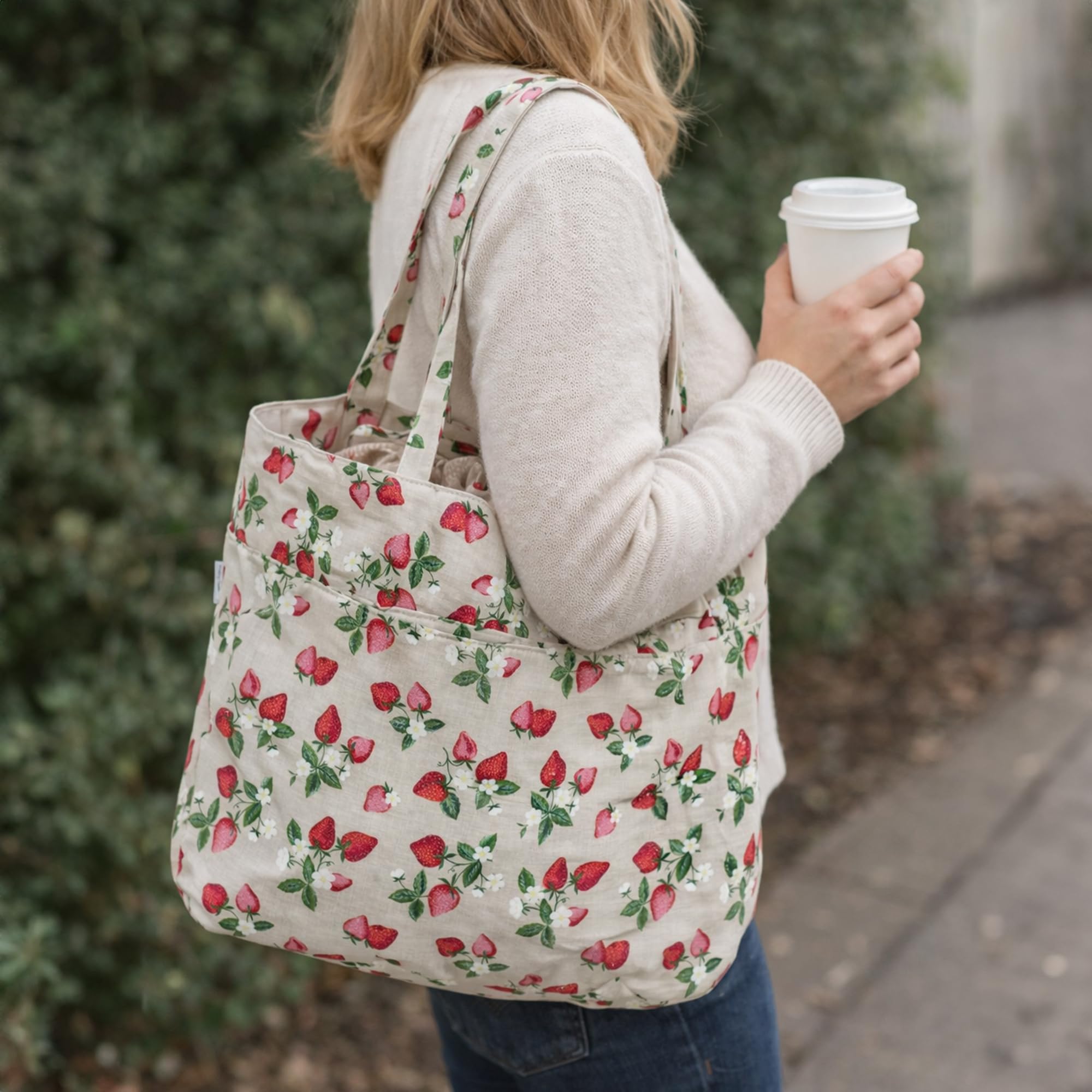 Hobby Gift Borsa Grande per Maglia con Coulisse - Borsa Organiser per Uncinetto e Accessori Creativi, 100% Cotone Multiuso con Manico per Trasporto e Viaggio - 39 x 32 x 32 cm, Fragole