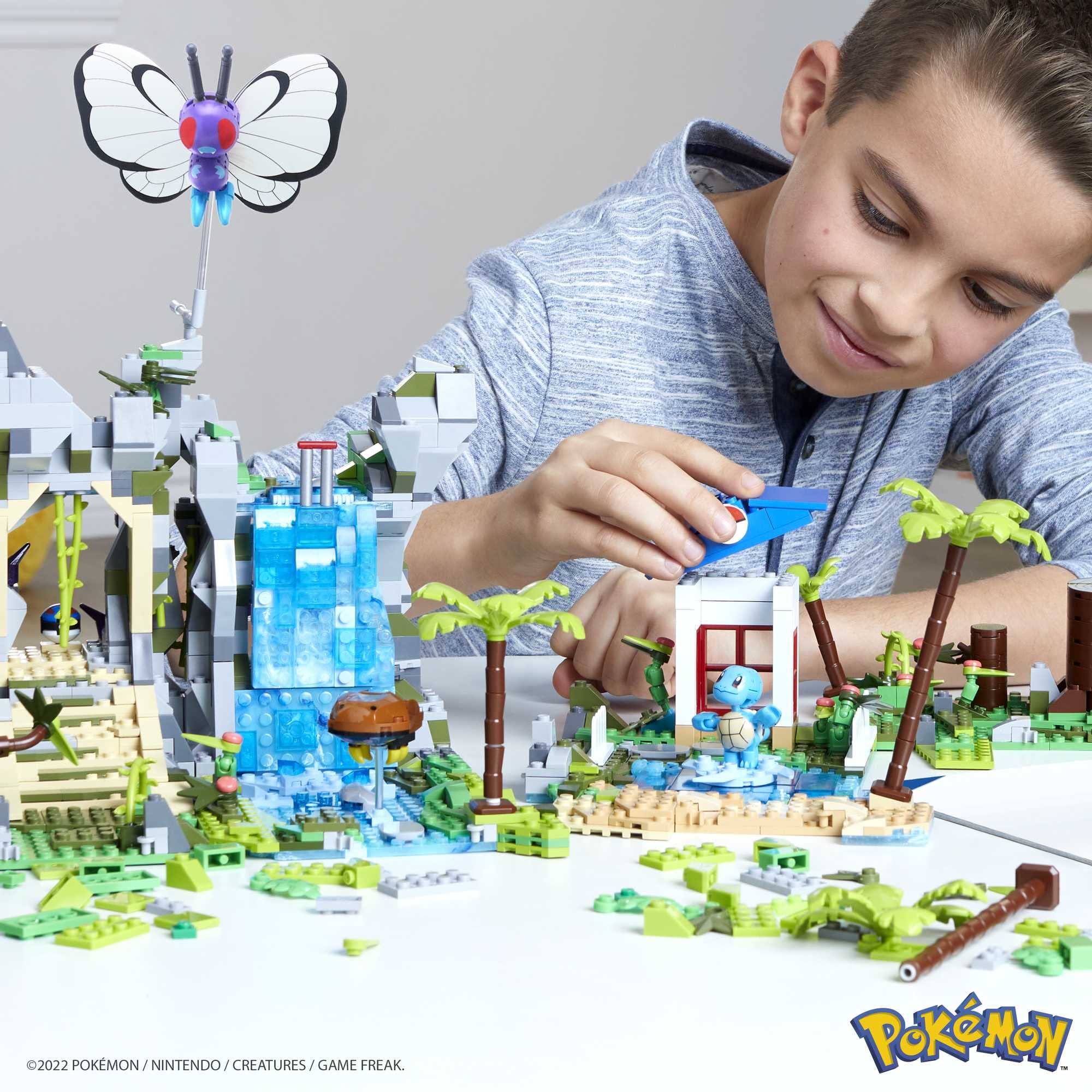 MEGA Pokémon Wielka przygoda w dżungli Zestaw konstrukcyjny z 1362 kompatybilnymi klockami, które można łączyć z innymi zestawami, zestaw prezentowy dla dzieci od 9 roku życia, HHN61