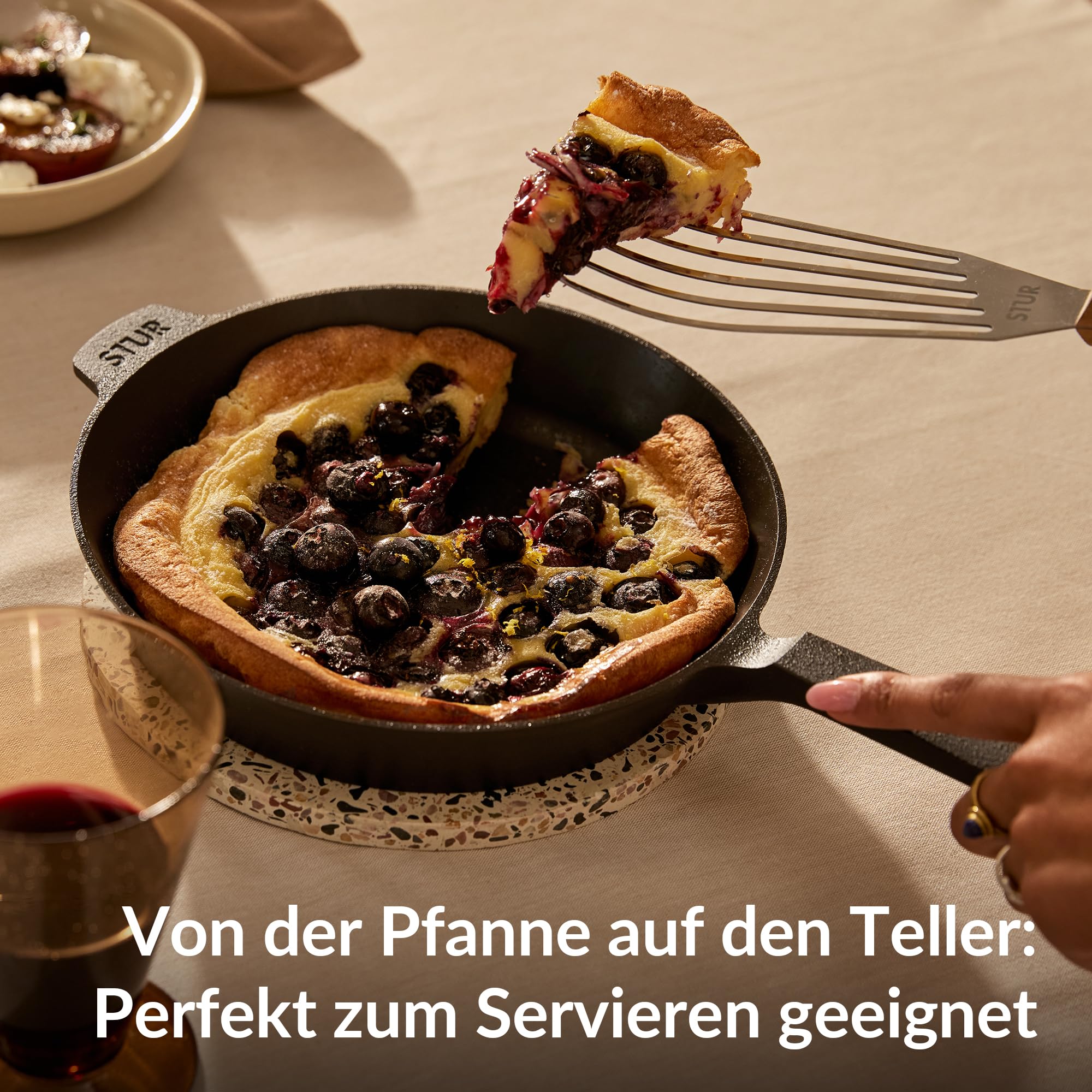 STUR Pfannenwender für Rechtshänder aus flexiblem & rostfreiem Edelstahl - Schlitzwender mit Nussbaumgriff optimiert für STUR Gusseisenpfannen - Dünner Bratenwender für sämtliche Speisen & Küche