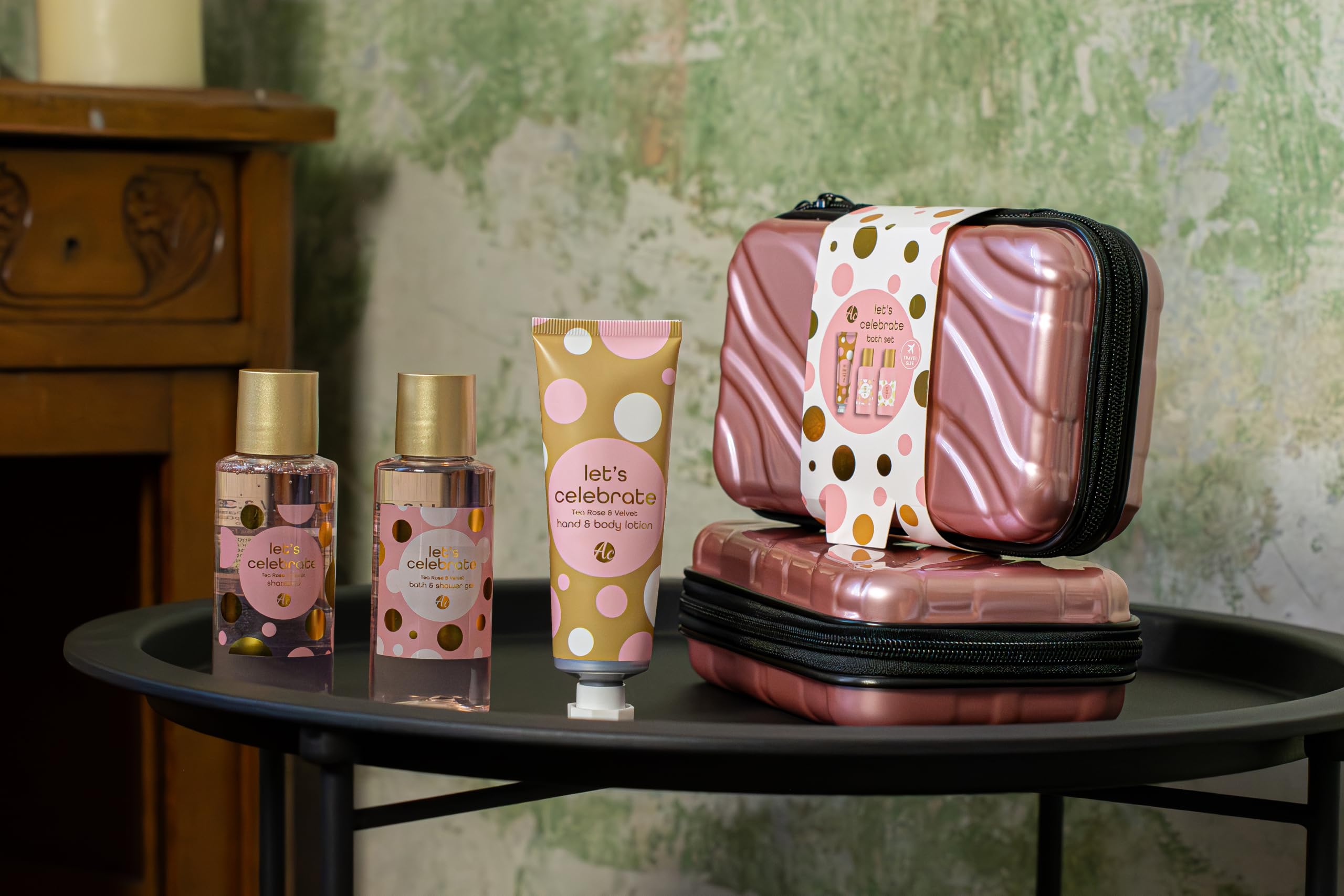 accentra - Let's celebrate Set regalo da donna in custodia rigida – Set da bagno e doccia con rosa e velluto con gel doccia, lozione per il corpo e shampoo – Set da viaggio per donne e ragazze