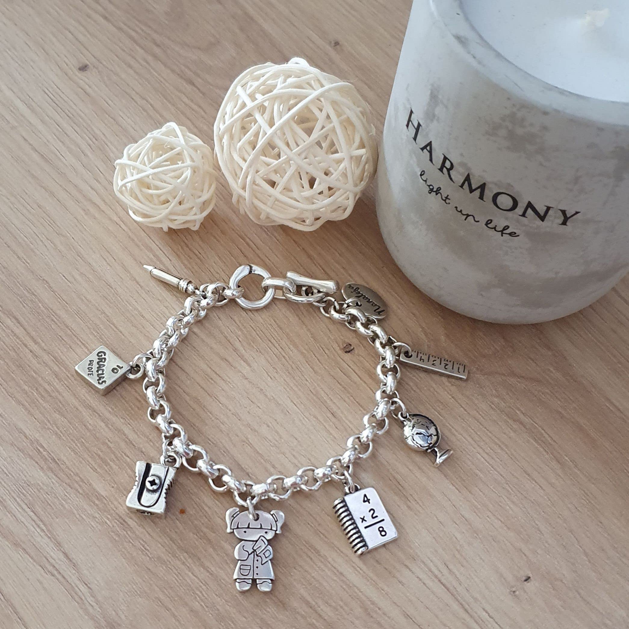 Pulsera profesora con 7 charms de colegio, Nanaleja, regalo maestra primaria, regalos originales para profesores, pulsera charms, regalos maestra infantil, cierre ajustable, hecha en España
