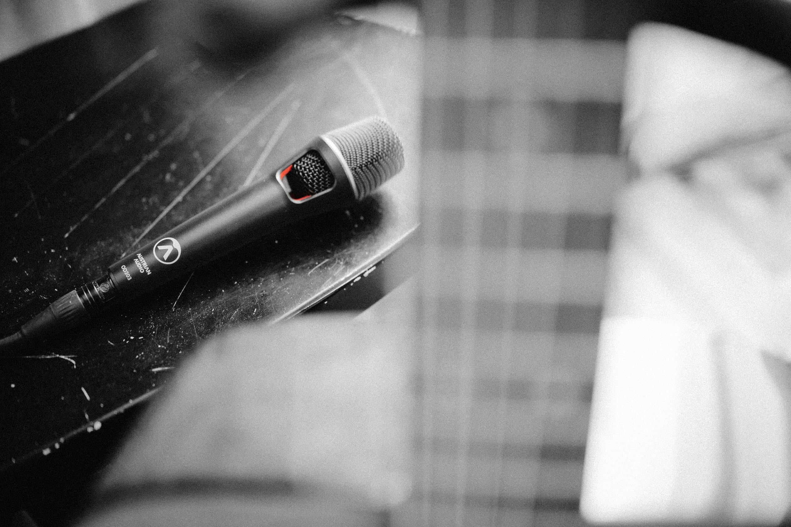 Austrian Audio OD303 Microfono da palcoscenico con tecnologia Open Acoustics, microfono direzionale (banda larga di frequenza, stabilità del feedback, design aperto, diffusore 3D pop noise integrato),