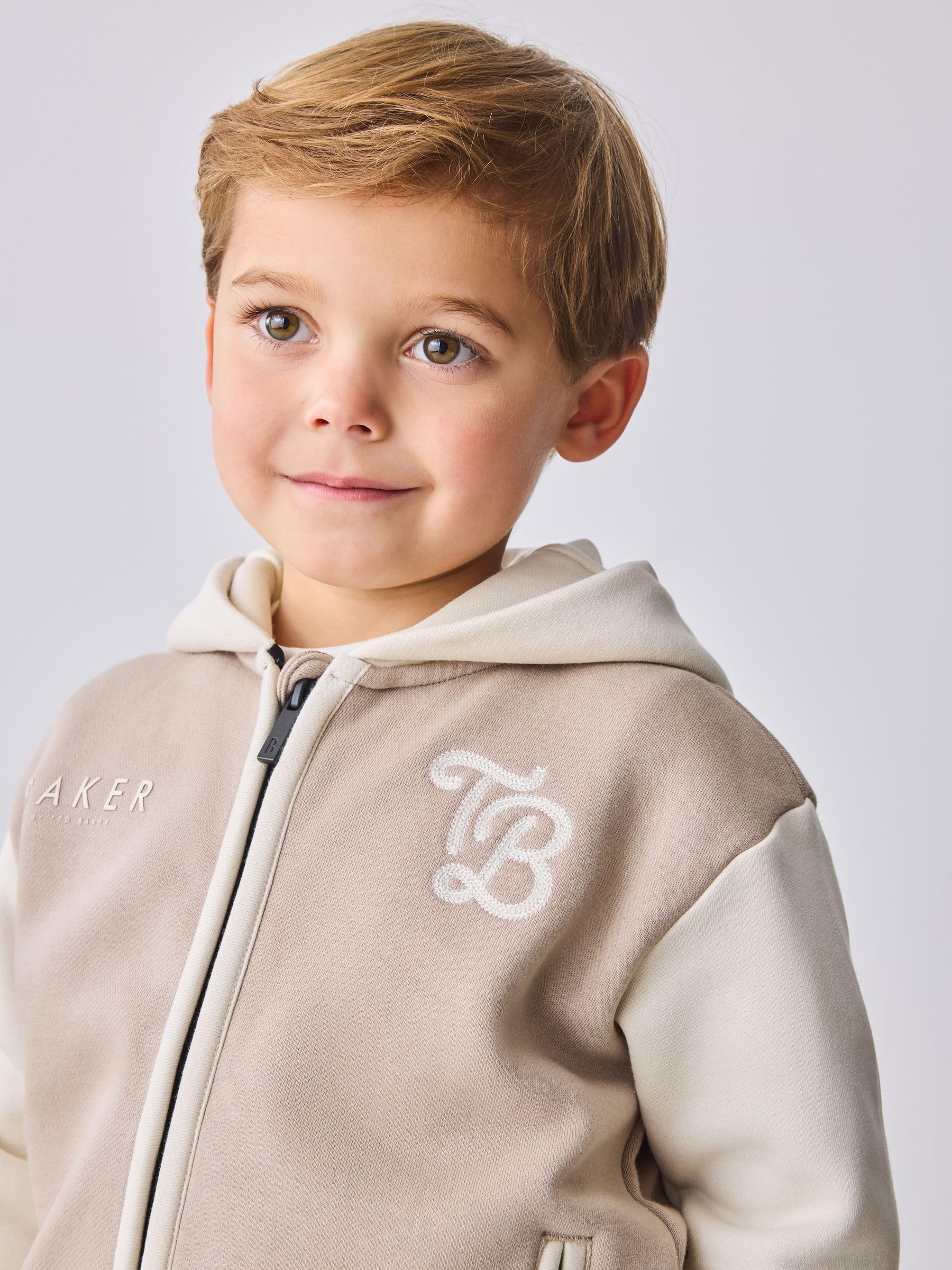 Niños Conjunto de 3 piezas de camiseta, sudadera con capucha y pantalones estilo universitario