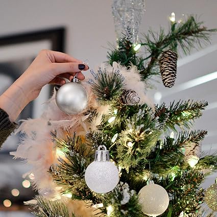 ツリートッパーとボールオーナメントで飾った大人のミニツリー