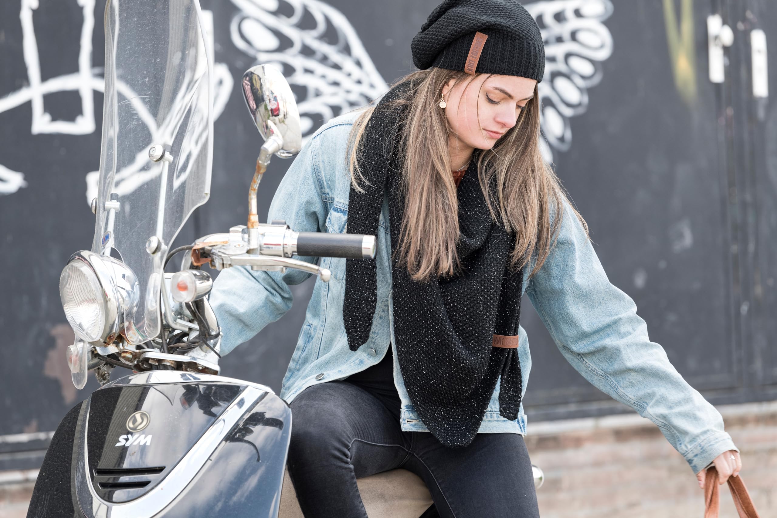 KNIT FACTORY - Coco Dreiecksschal Deluxe - Damen Strickschal mit Wolle - Hochwertige Qualität - XXL Schal - 190 x 85 cm - Mit Glitzereffekt