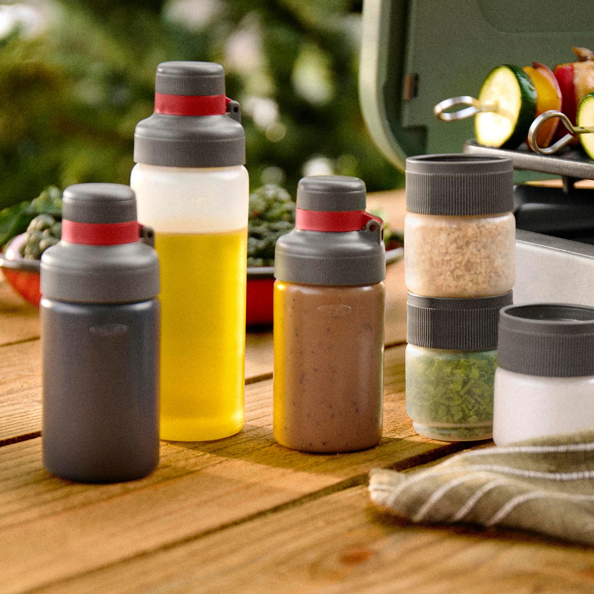 OXO Juego de 7 piezas para especias y botella exprimible para exteriores