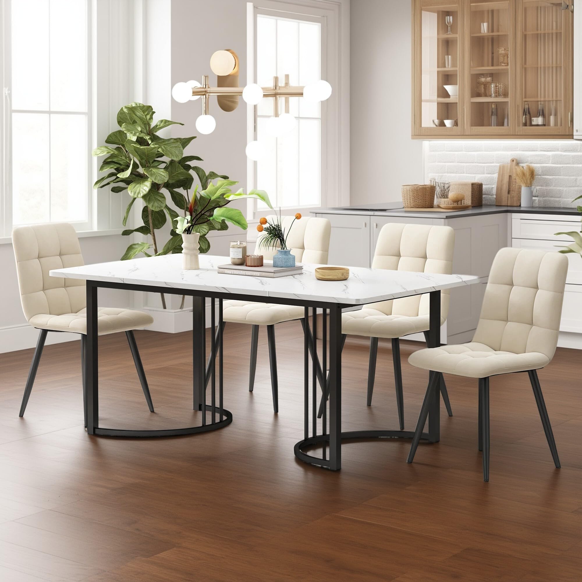 140×80cm Juego de mesa de comedor de 5 piezas con 4 sillas tapizadas de terciopelo, mesas de cocina rectangulares con patas negras, estructura de metal y tablero de mármol, Beige