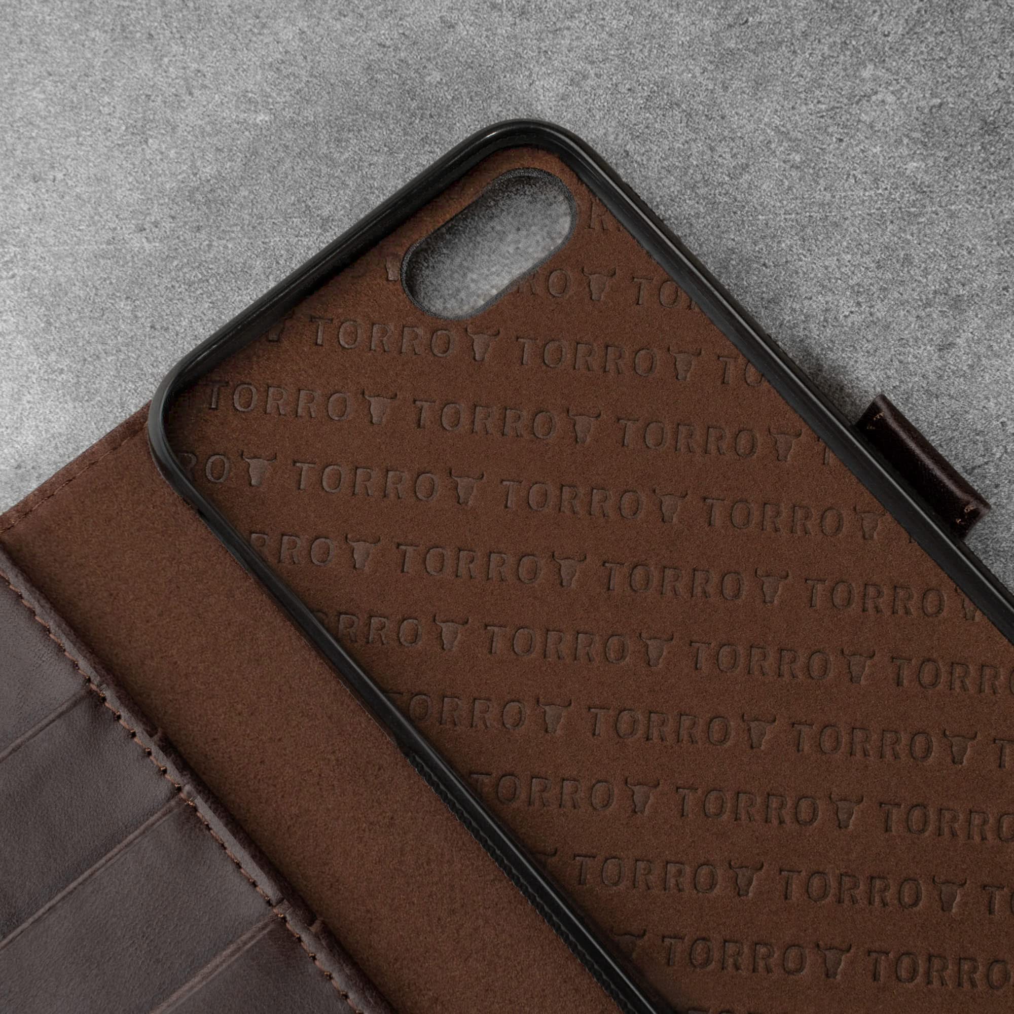 TORRO Hülle kompatibel mit iPhone SE 2022/2020 5G und iPhone 7/8 (4.7") – Premium Leder Hülle mit Standfunktion, Kartenfächern und Magnetverschluss (Dunkelbraun)