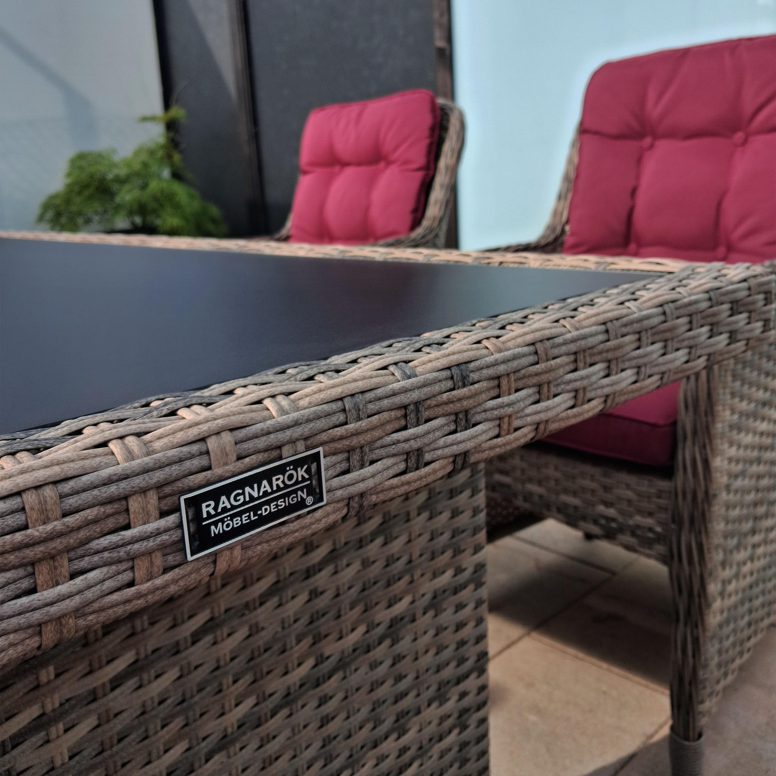 RAGNARÖK PolyRattan - Deutscher Hersteller - Gartenmöbel Essgruppe Tisch 6 Sessel 12 Polster Rostfrei Aluminium Naturfarbene Garnitur (Doppelhalbrund-Rattan) + Polster Weinrot, Glas Schwarz