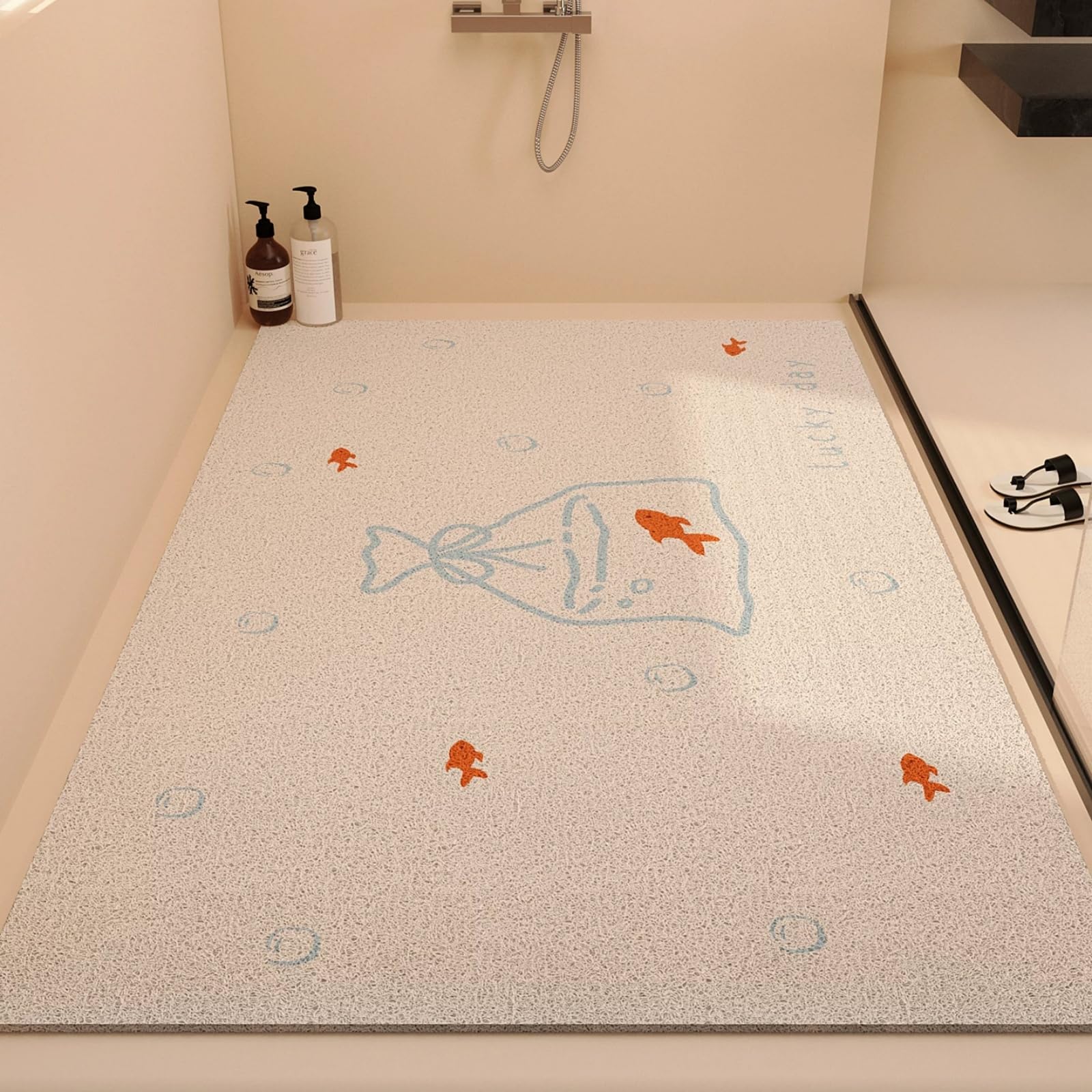 Surwin Tappetino Doccia Antiscivolo Ritagliabile (Pesce rosso,80x120cm) | Creativo Carino Tappeto da Bagno in Luffa PVC Morbido, Comfort per Piedi, Senza Ventose, con Scarico Asciugatura Rapida
